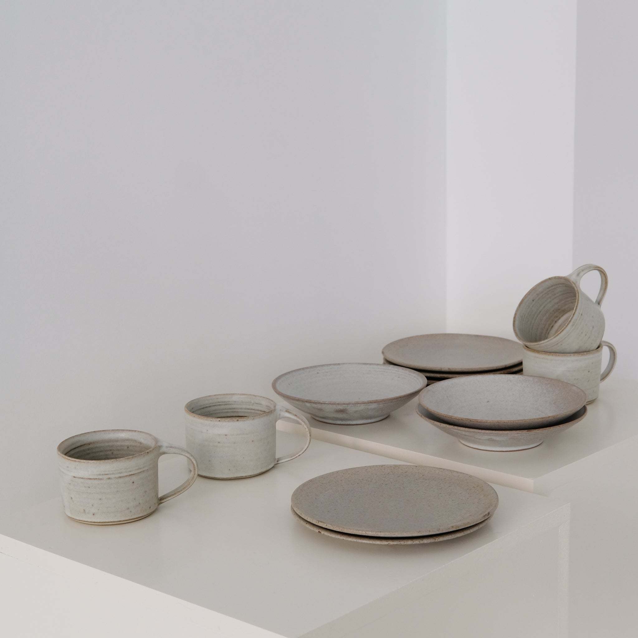 Assiette en grès Gris moucheté de dunp chez Brutal Ceramics