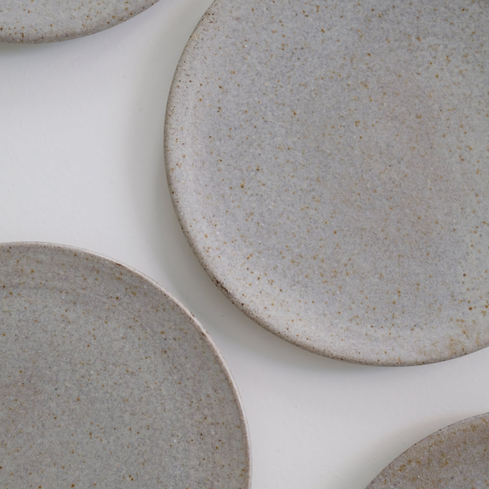 Assiette en grès Gris moucheté de dunp chez Brutal Ceramics