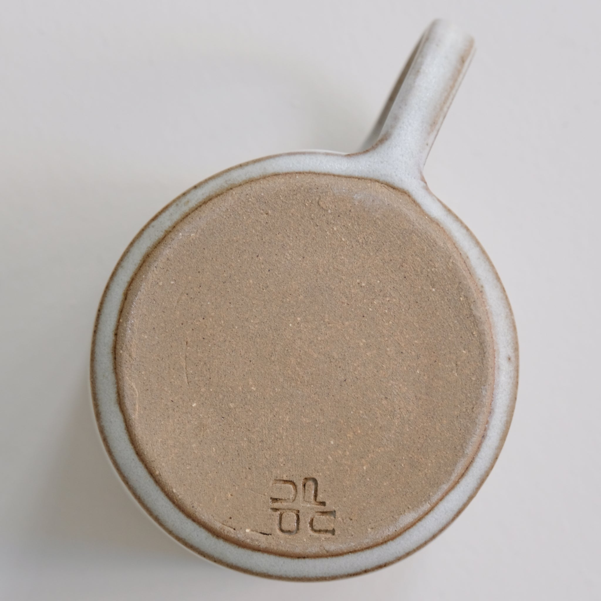 Tasse ansée en grès 300ml - Blanc de dunp chez Brutal Ceramics