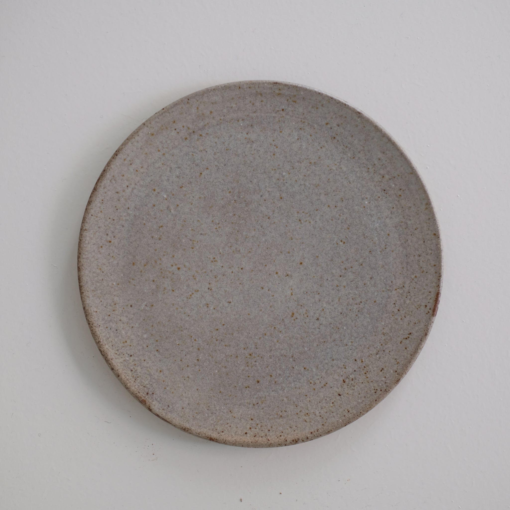 Assiette en grès Gris moucheté de dunp chez Brutal Ceramics