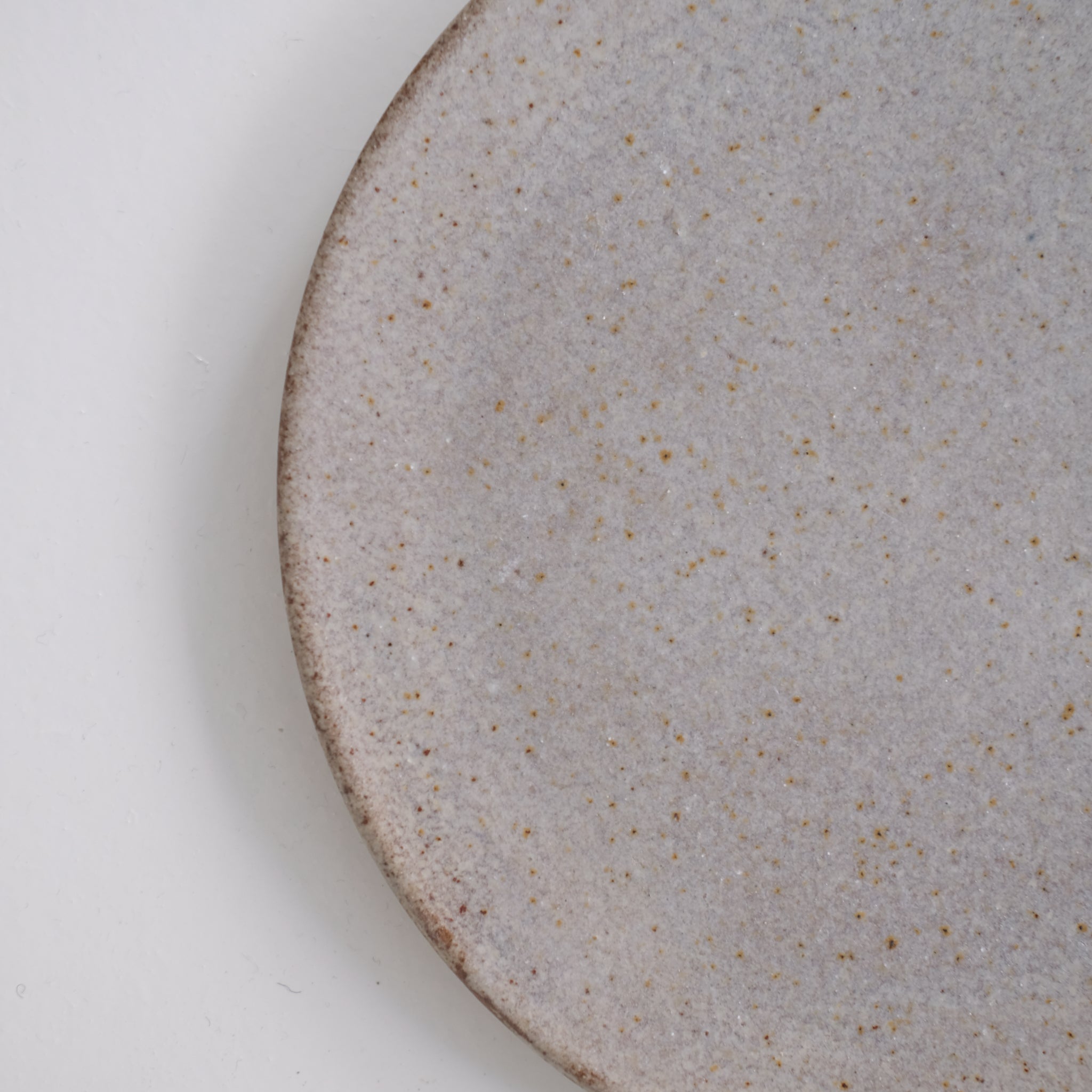 Assiette en grès Gris moucheté de dunp chez Brutal Ceramics
