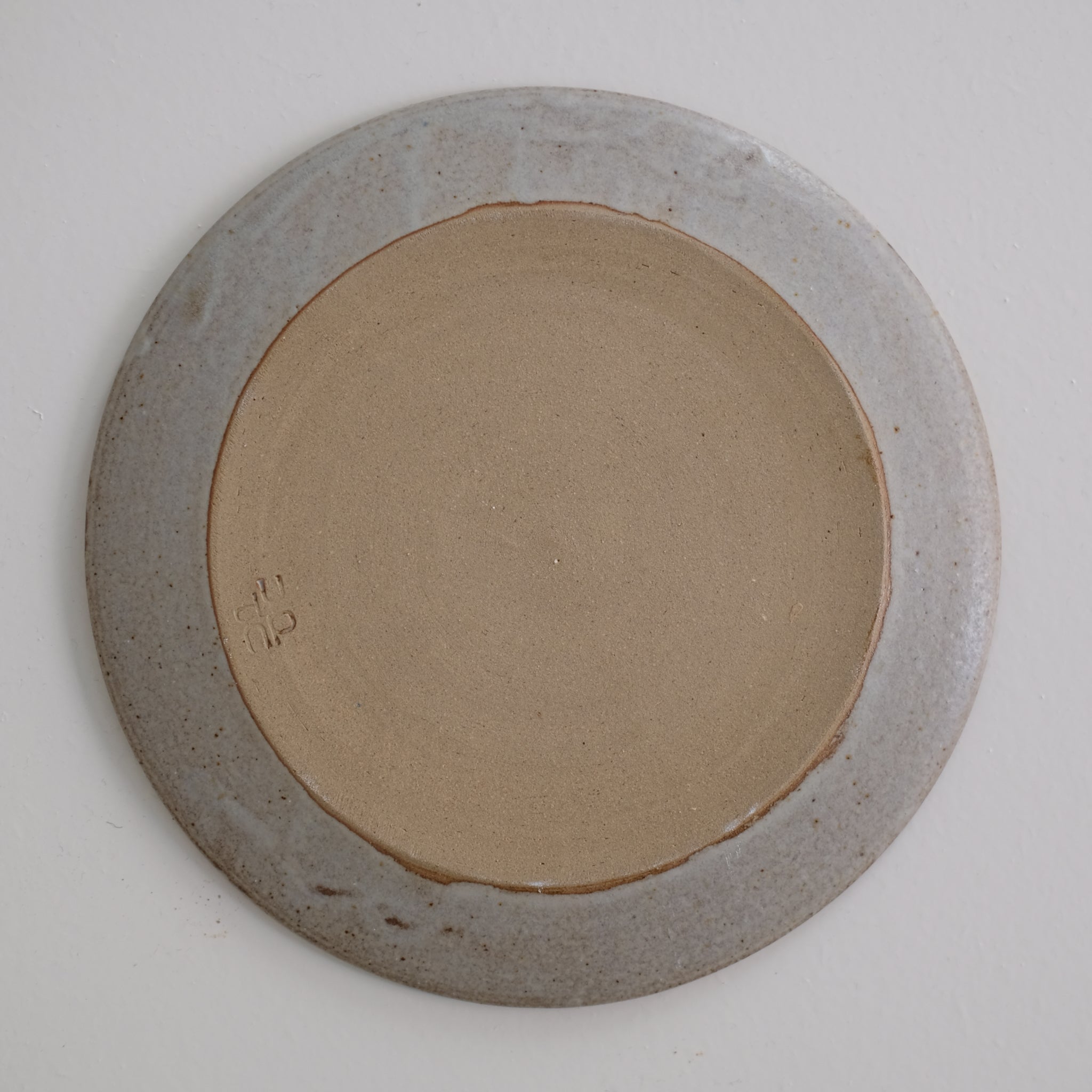 Assiette en grès Gris moucheté de dunp chez Brutal Ceramics
