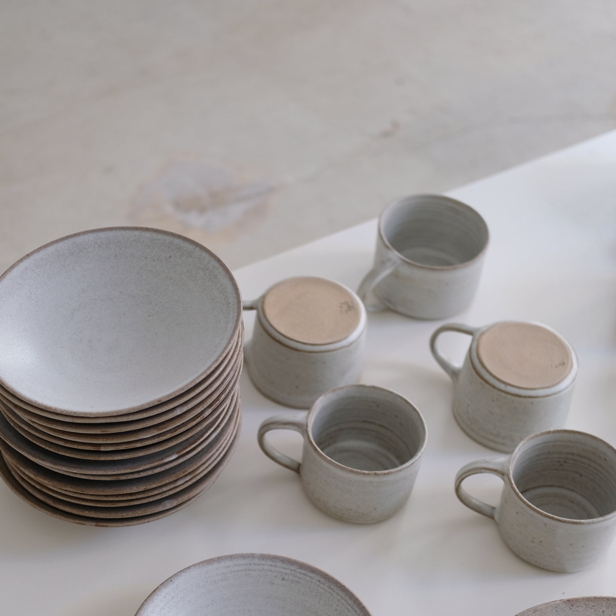 Tasse ansée en grès 300ml - Blanc de dunp chez Brutal Ceramics