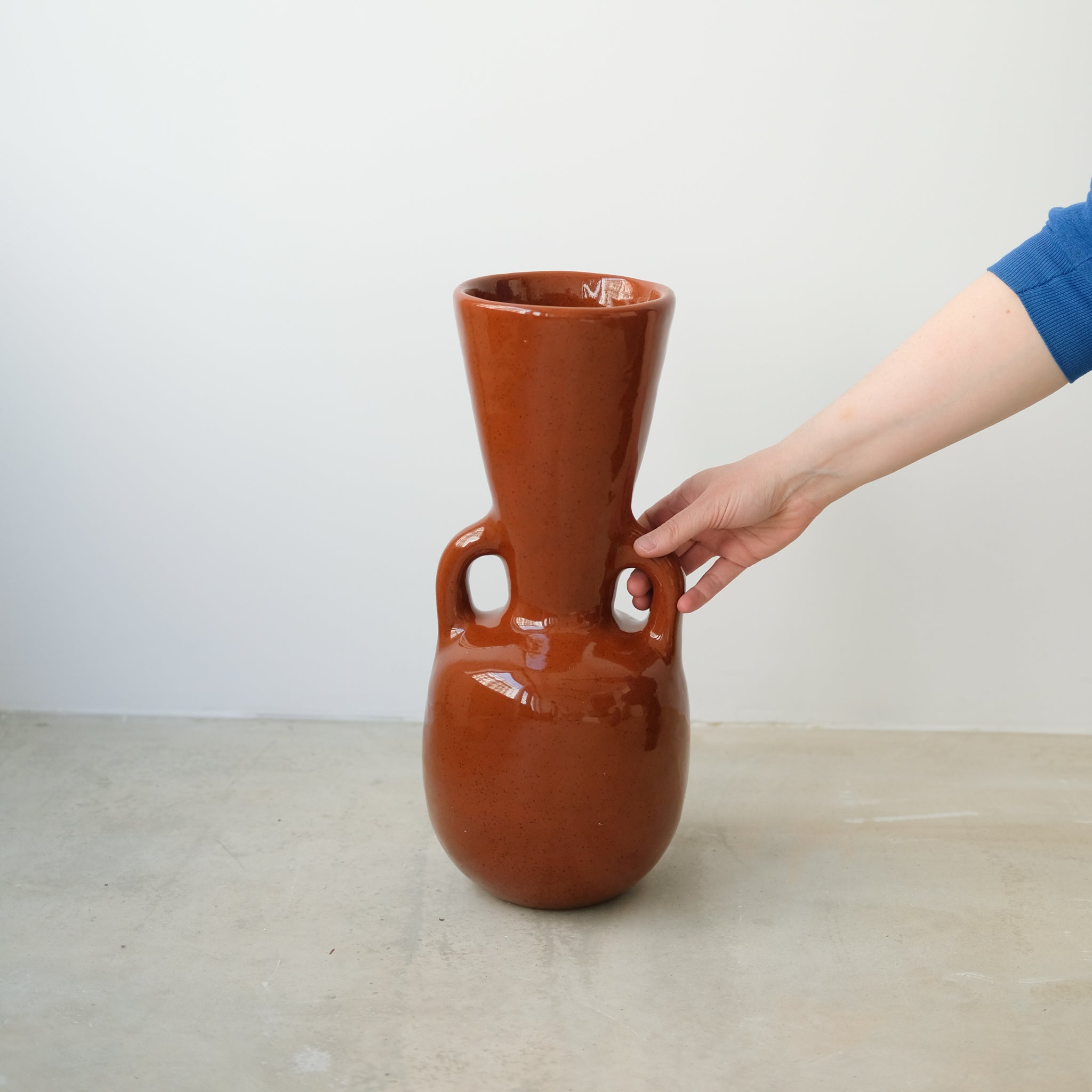 Vase 05 en grès, rouge brillant par Jade Paton chez Brutal Ceramics