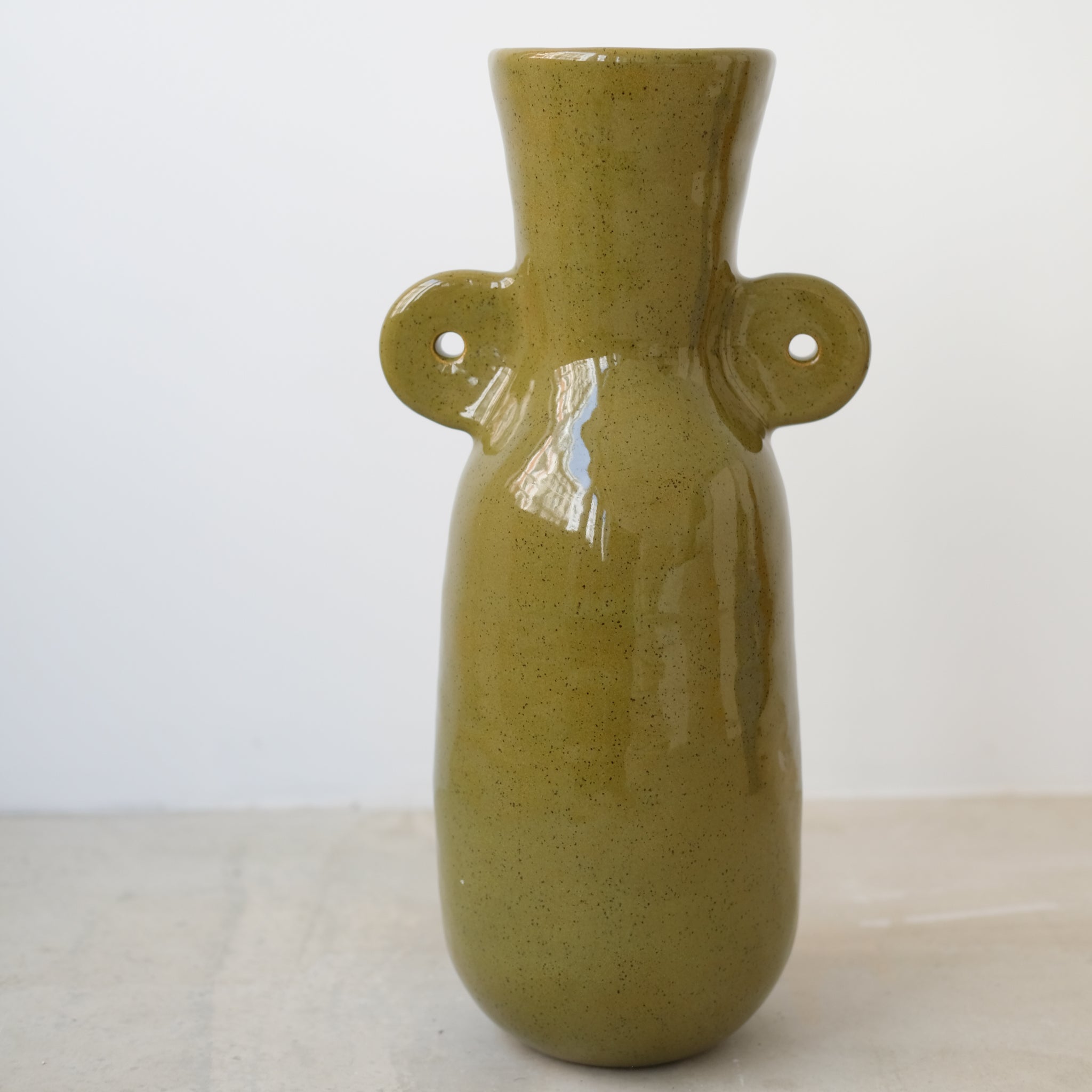 Vase 02 en grès, kaki brillant par Jade Paton chez Brutal Ceramics
