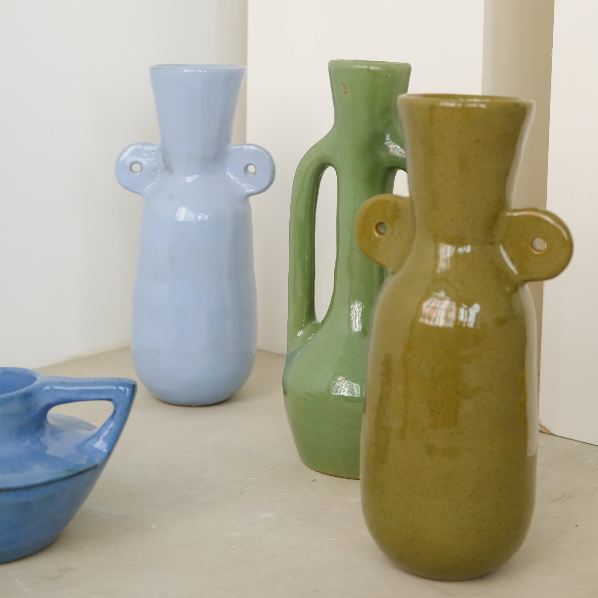 Vase 02 en grès, kaki brillant par Jade Paton chez Brutal Ceramics