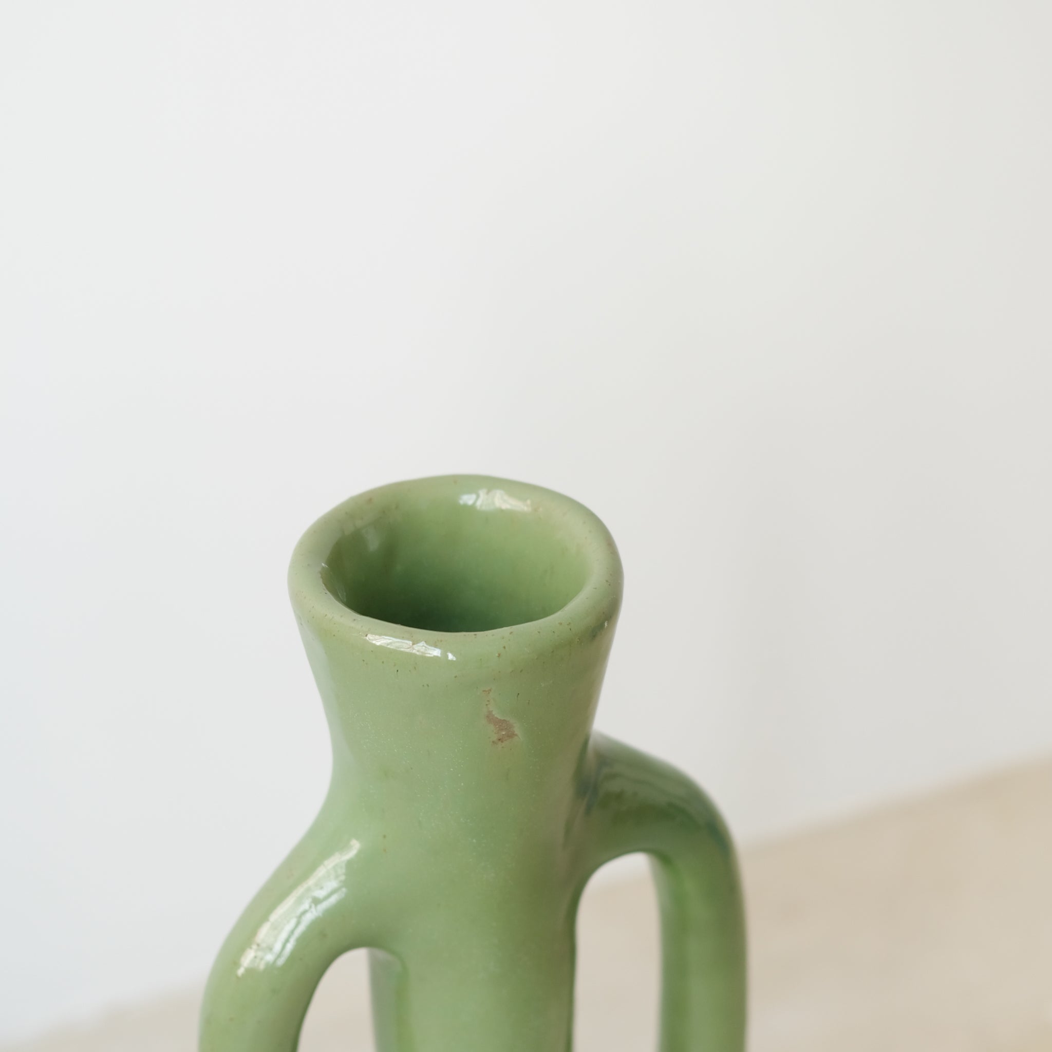 Vase 03 en grès, vert clair par Jade Paton chez Brutal Ceramics