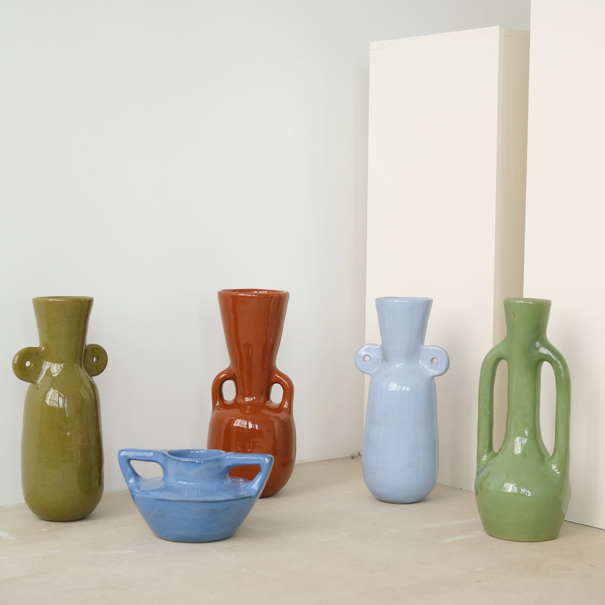 Vase 03 en grès, vert clair par Jade Paton chez Brutal Ceramics