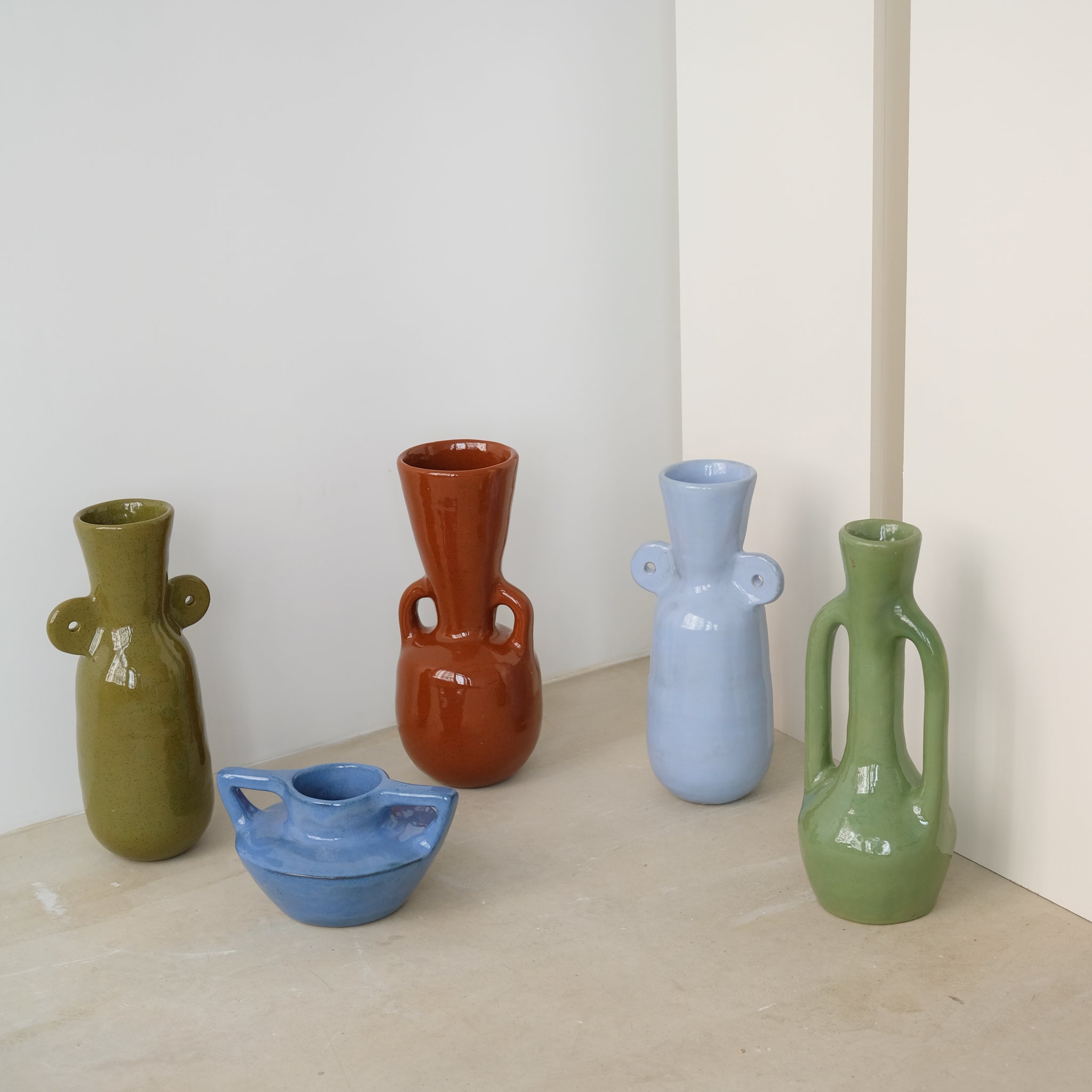 Vase 02 en grès, kaki brillant par Jade Paton chez Brutal Ceramics
