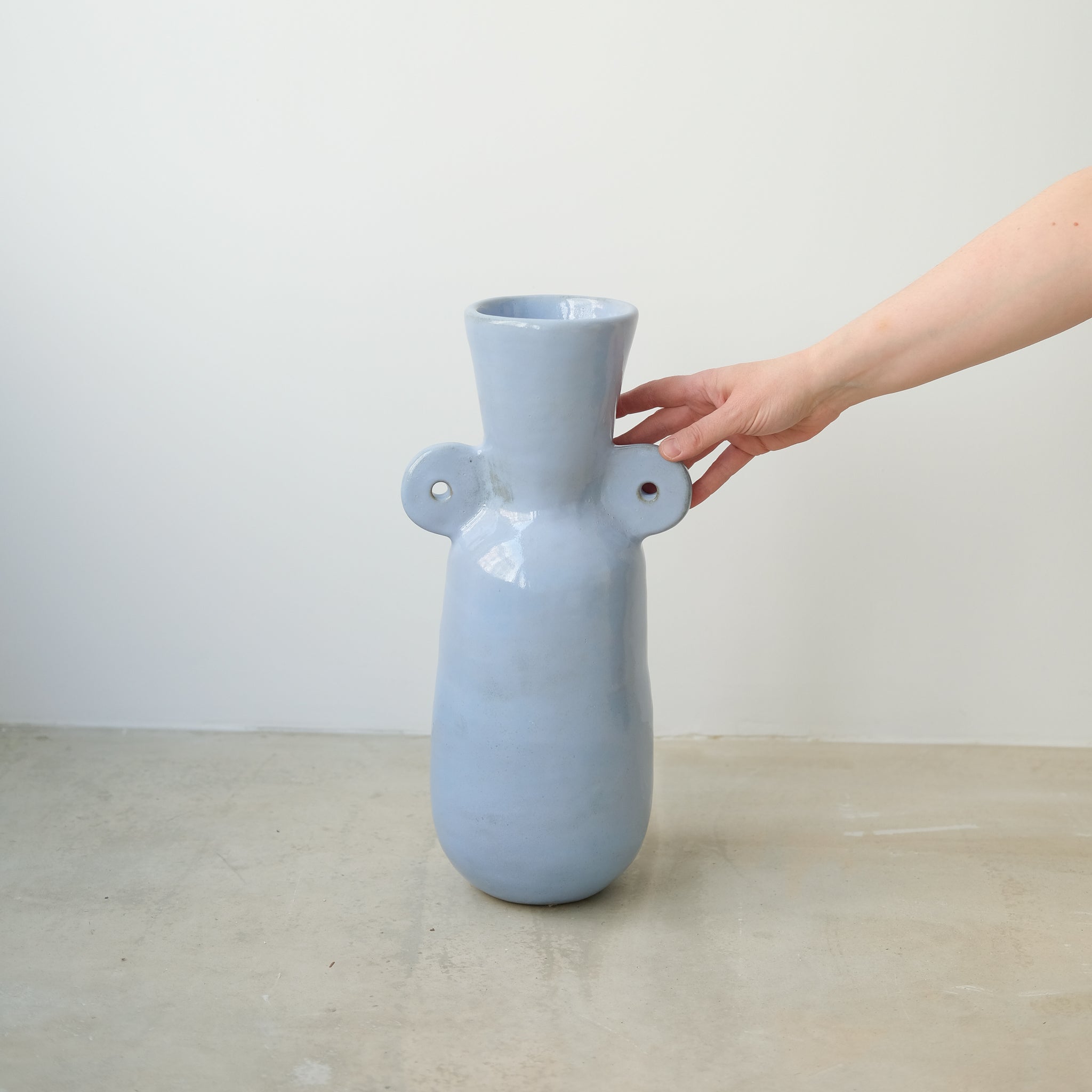 Vase 01 en grès, bleu brillant par Jade Paton chez Brutal Ceramics