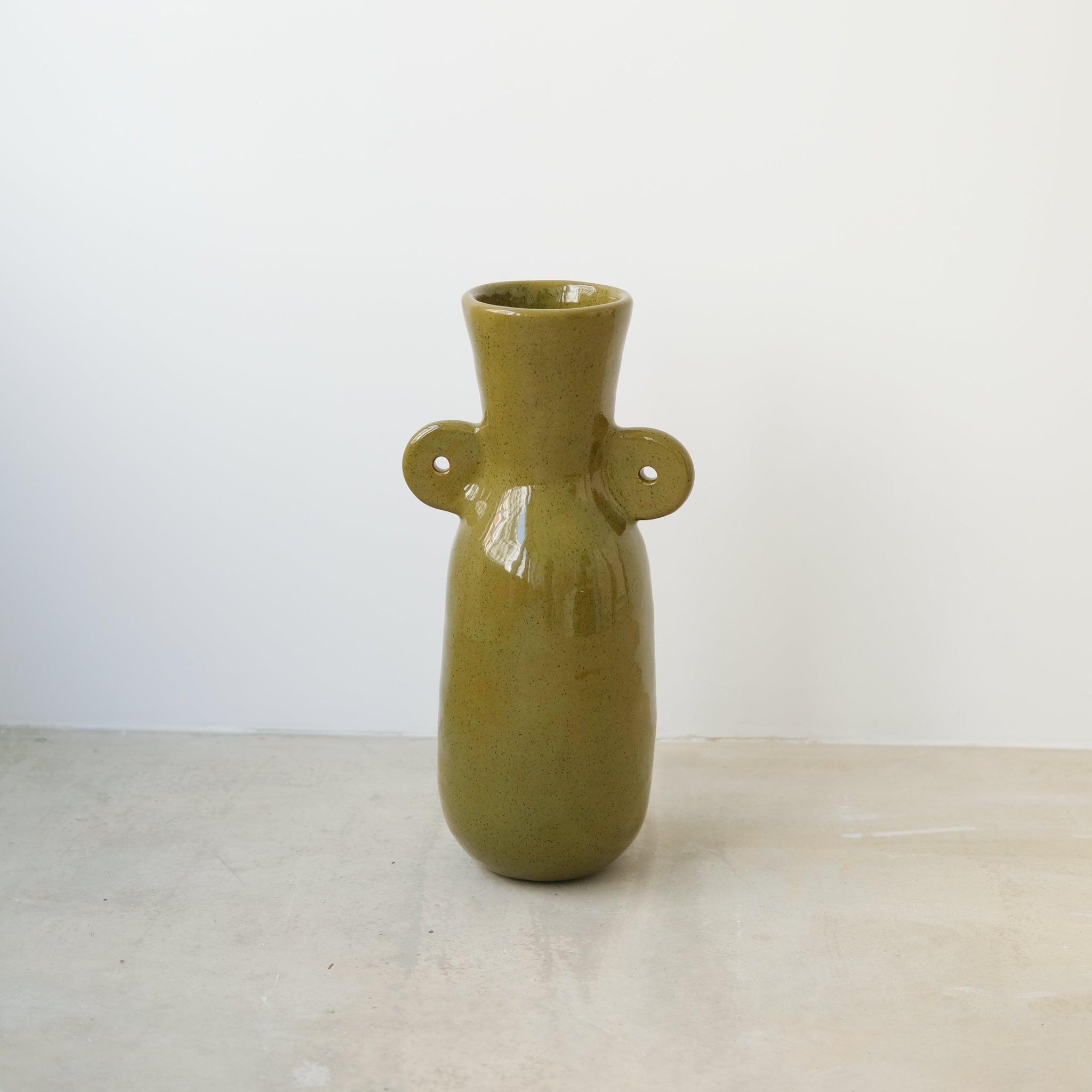 Vase 02 en grès, kaki brillant par Jade Paton chez Brutal Ceramics