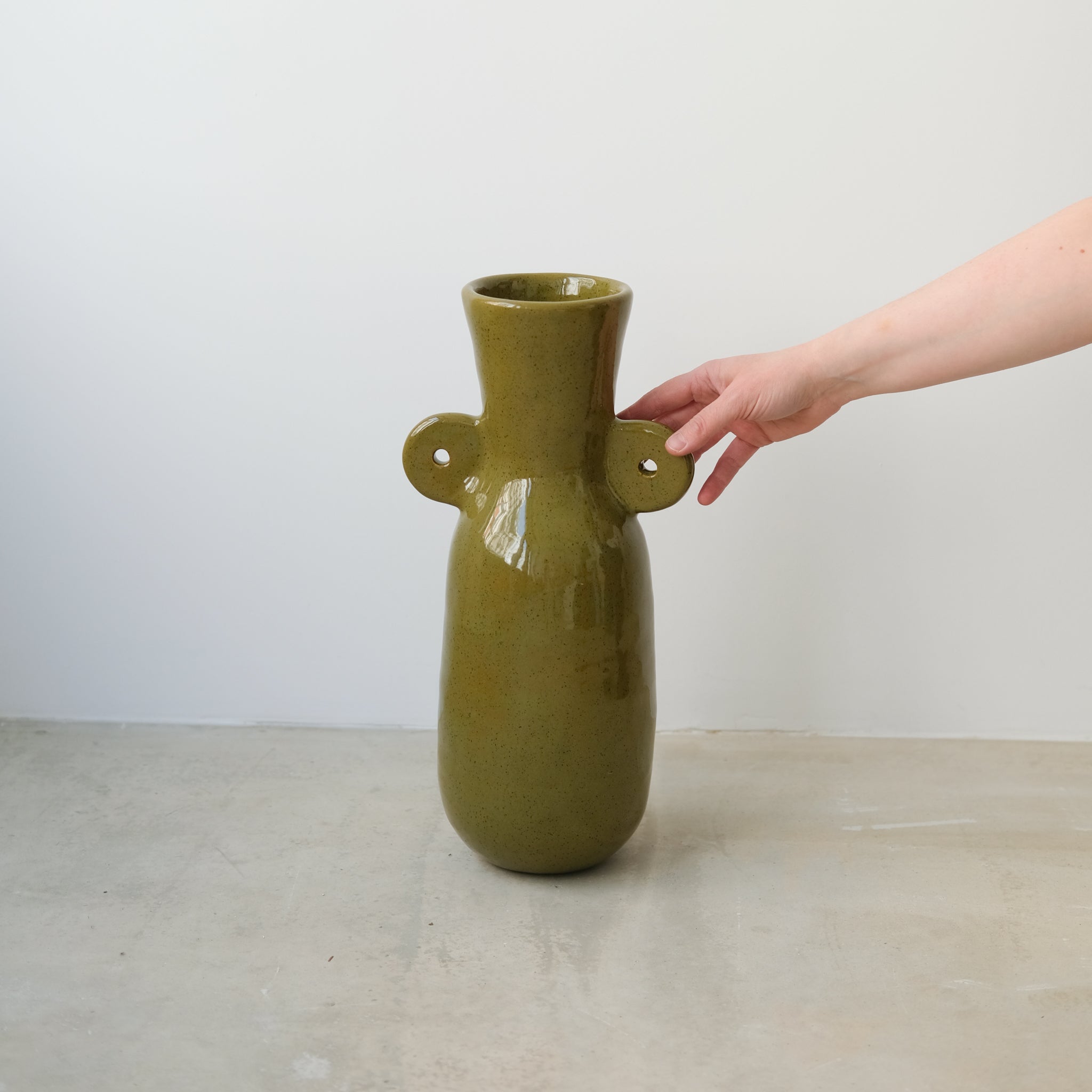 Vase 02 en grès, kaki brillant par Jade Paton chez Brutal Ceramics