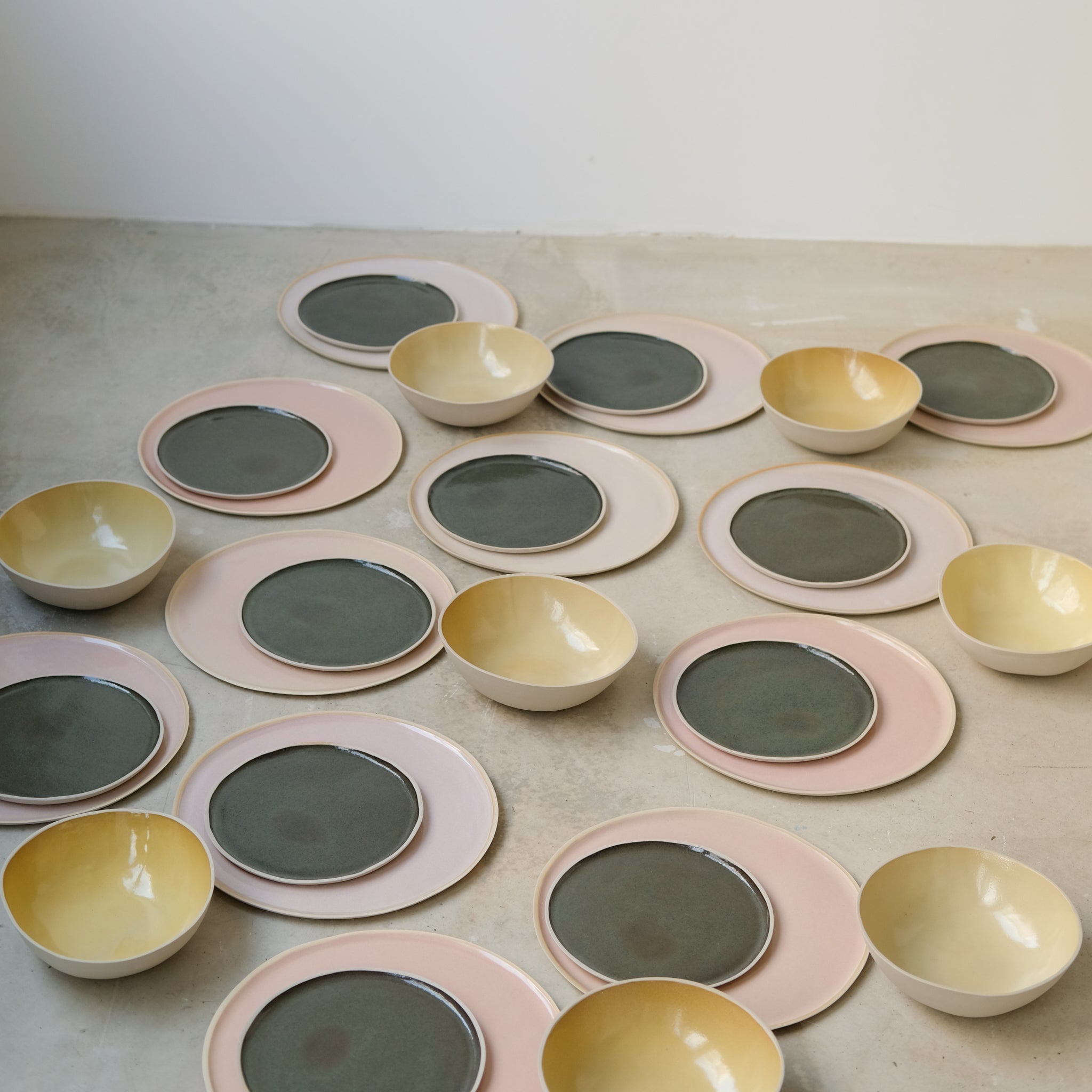 Assiette en grès vert sous bois de Laurette Broll chez Brutal Ceramics