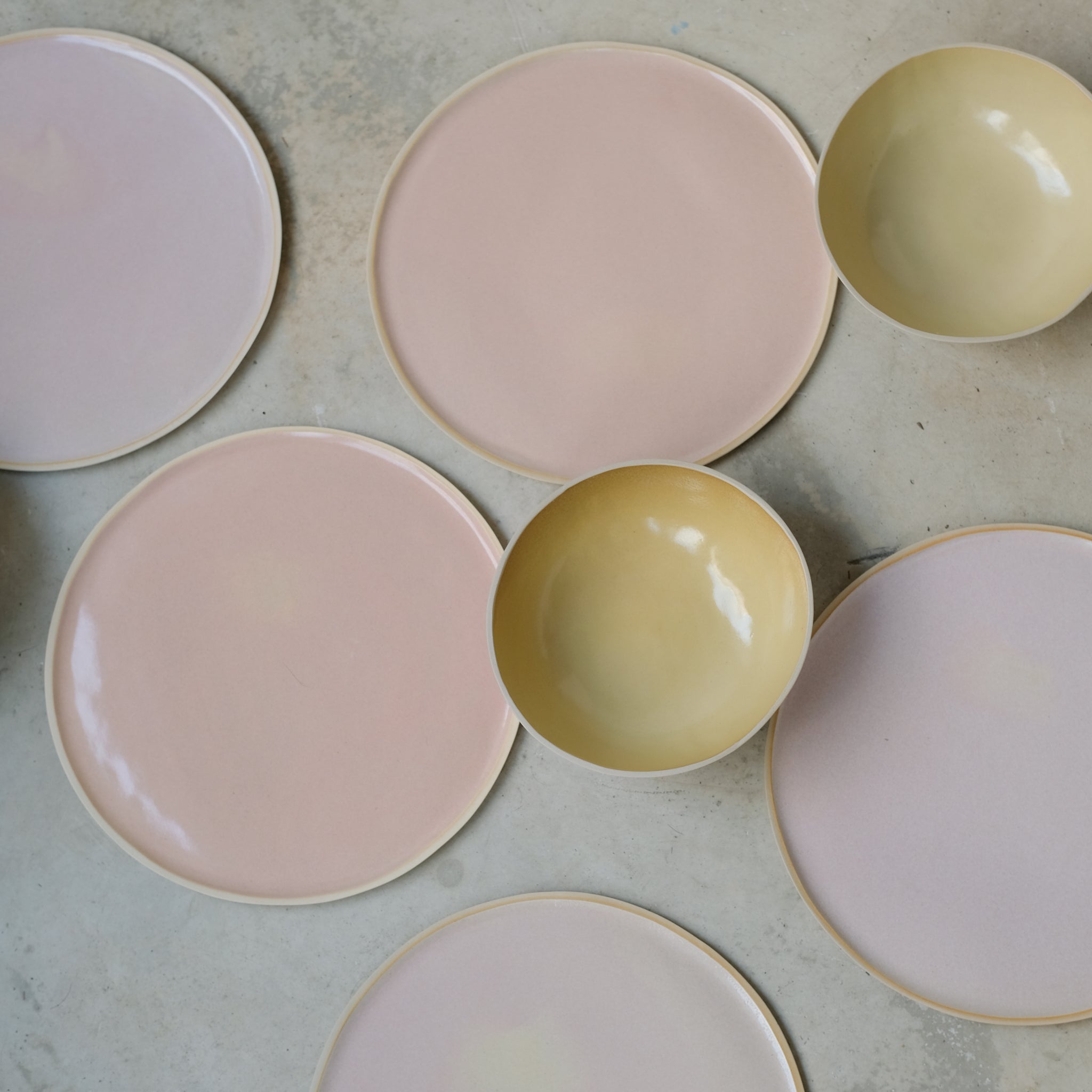 Assiette creuse en grès jaune mimosa de Laurette Broll chez Brutal Ceramics