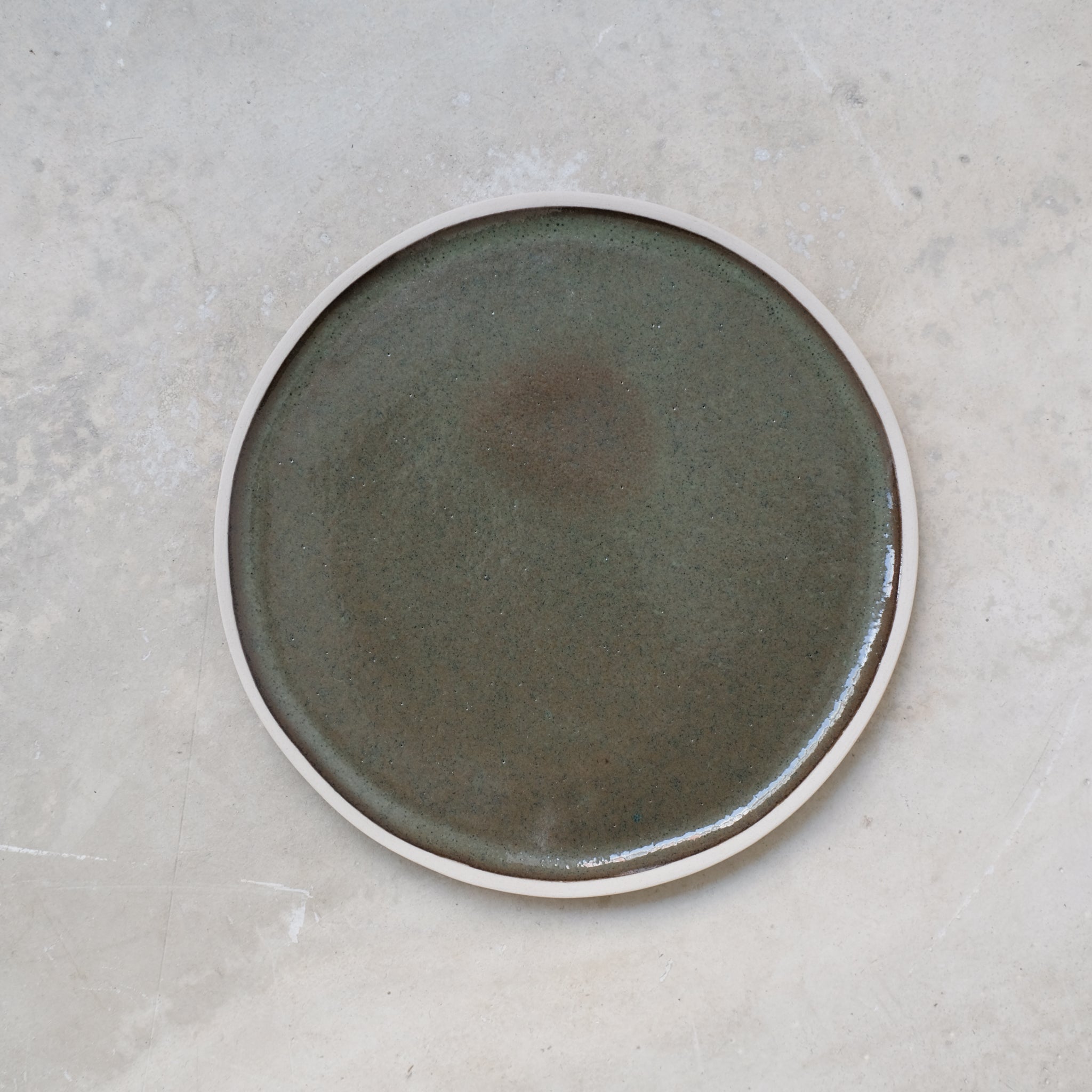 Assiette en grès vert sous bois de Laurette Broll chez Brutal Ceramics