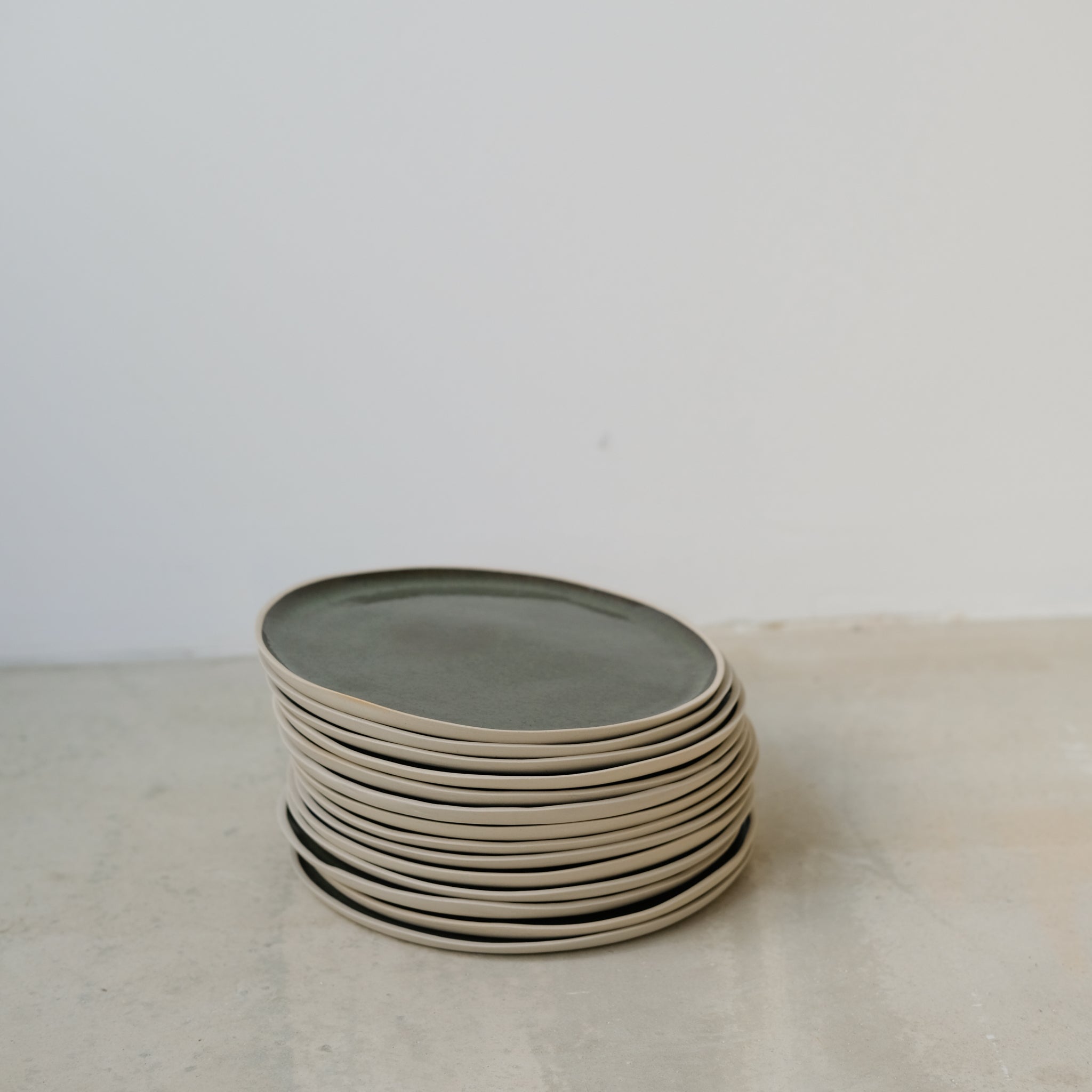 Assiette en grès vert sous bois de Laurette Broll chez Brutal Ceramics