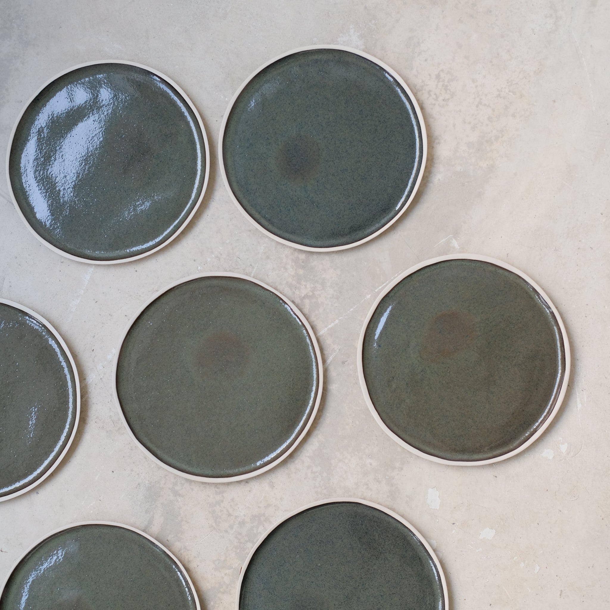 Assiette en grès vert sous bois de Laurette Broll chez Brutal Ceramics