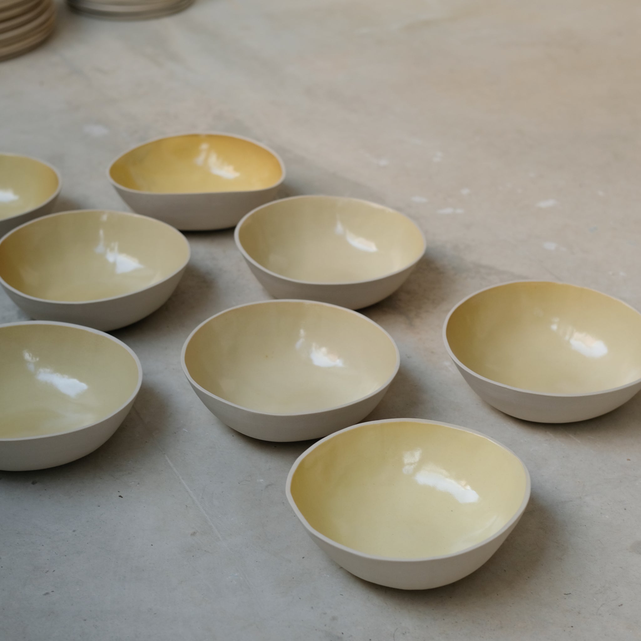 Assiette creuse en grès jaune mimosa de Laurette Broll chez Brutal Ceramics