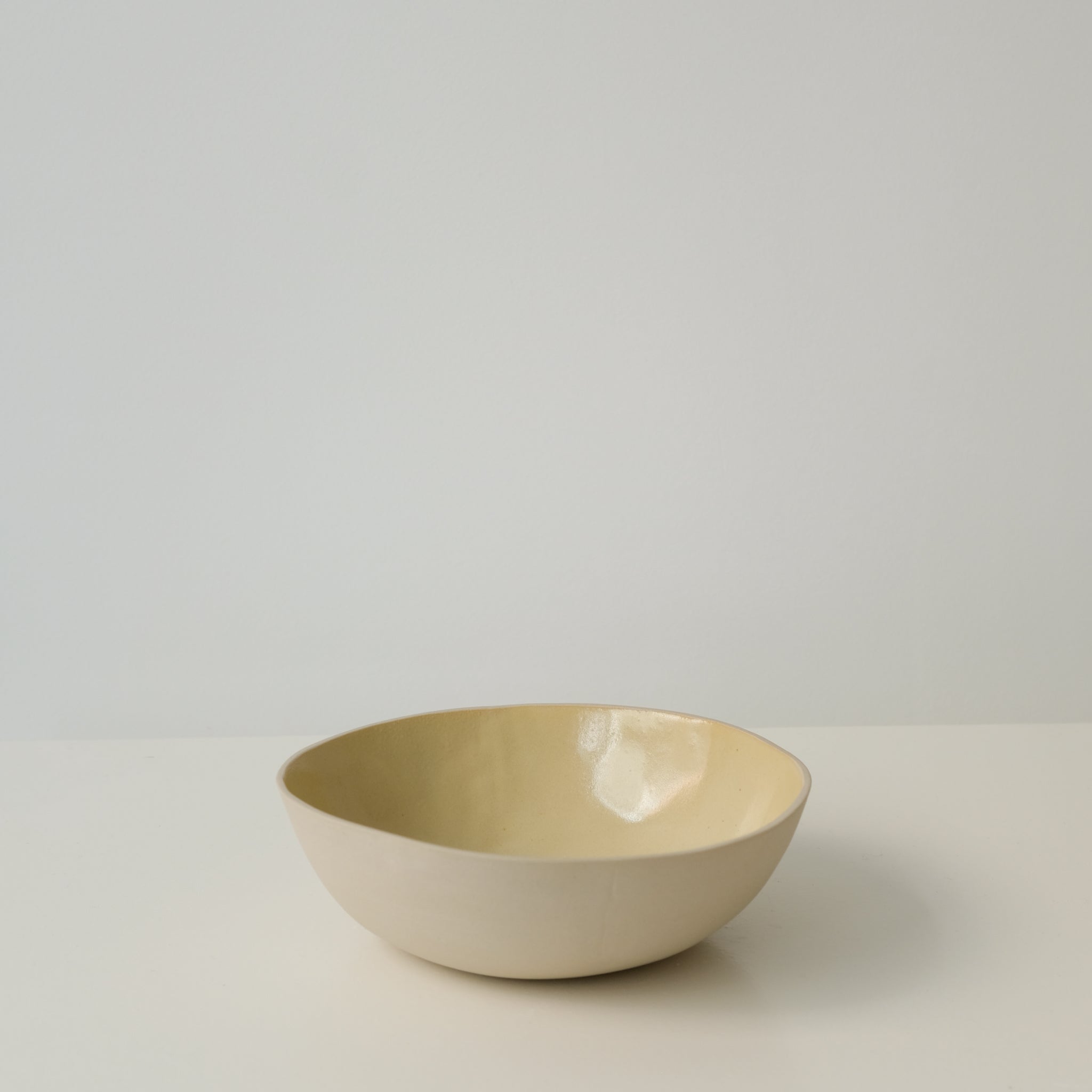Assiette creuse en grès jaune mimosa de Laurette Broll chez Brutal Ceramics