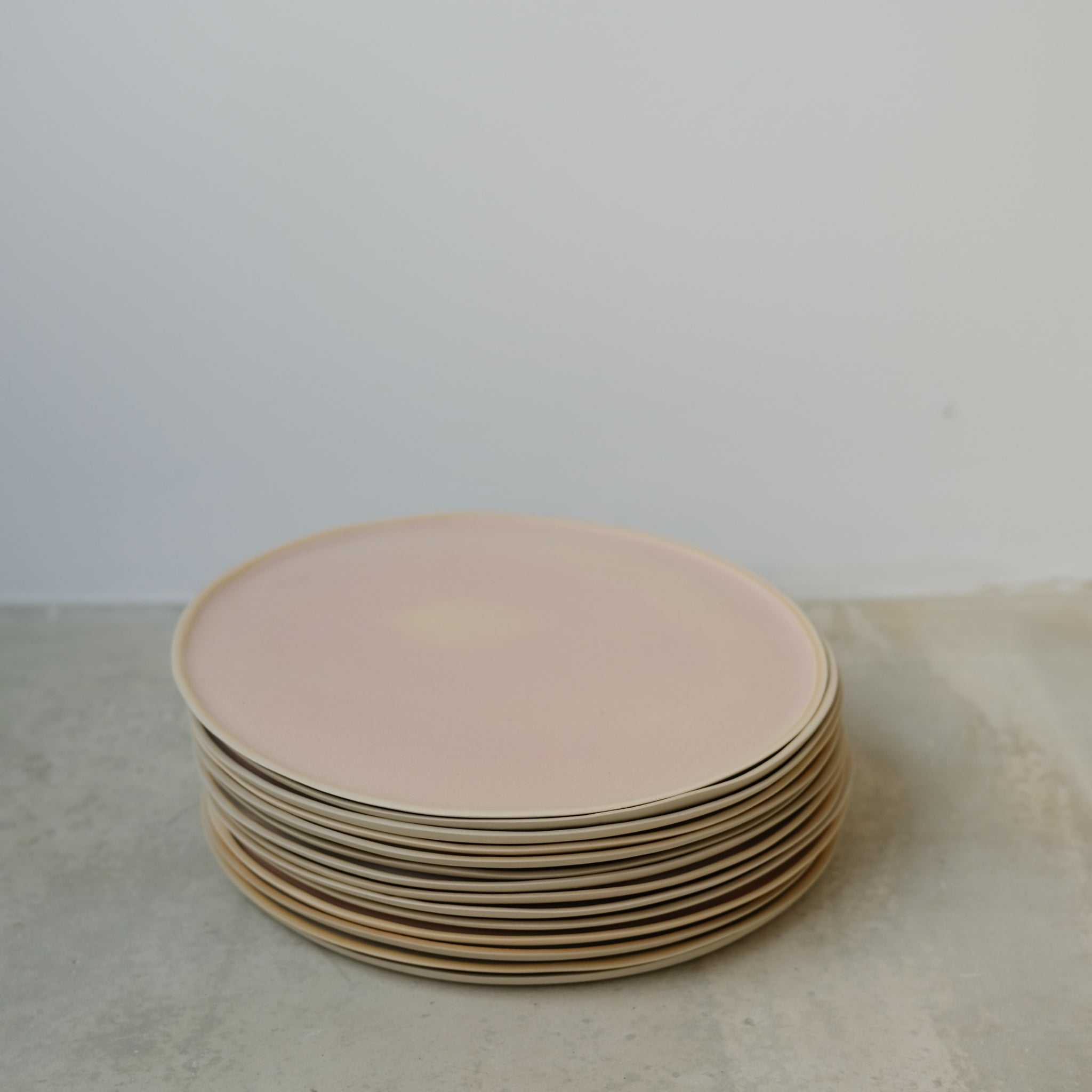 Assiette en grès rose lacté de Laurette Broll chez Brutal Ceramics