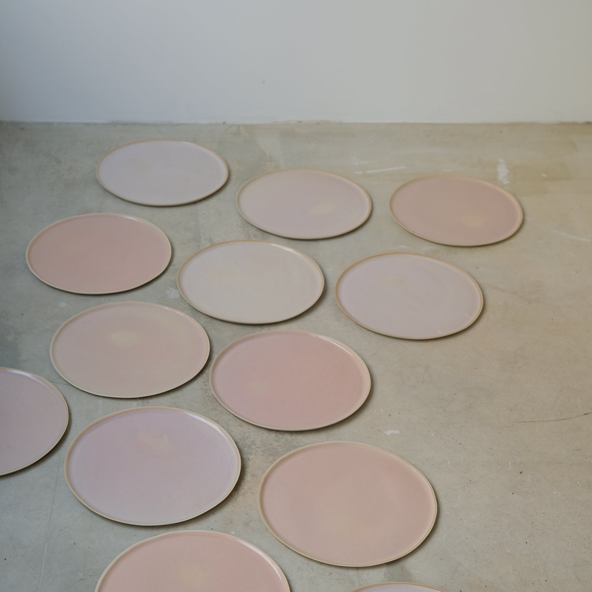 Assiette en grès rose lacté de Laurette Broll chez Brutal Ceramics