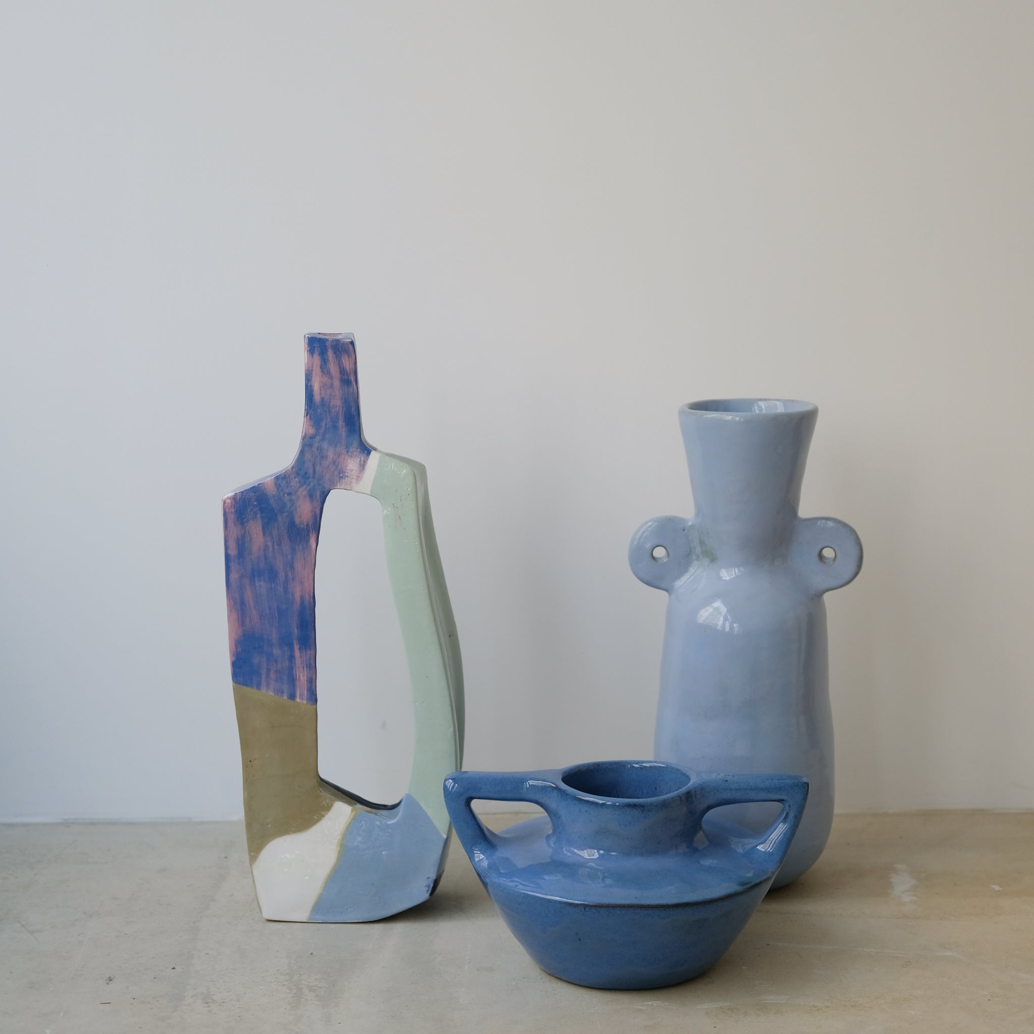 Vase 04 en grès, bleu intense par Jade Paton chez Brutal Ceramics