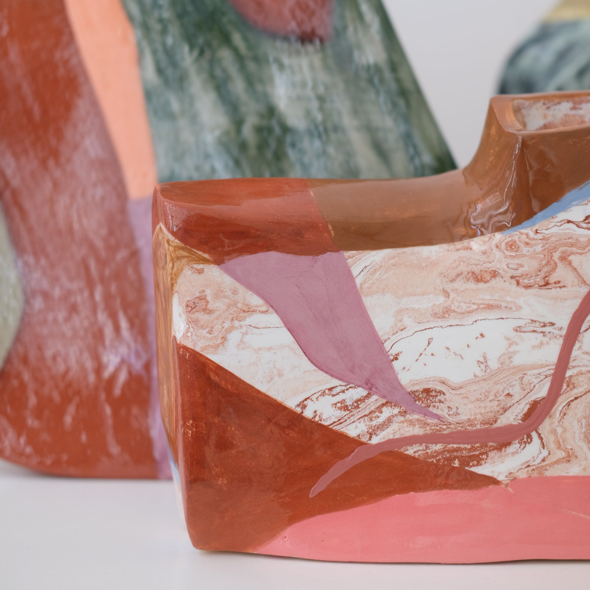 Vase en faïence H 18cm Santiago par Rosi Mistou pour Brutal Ceramics