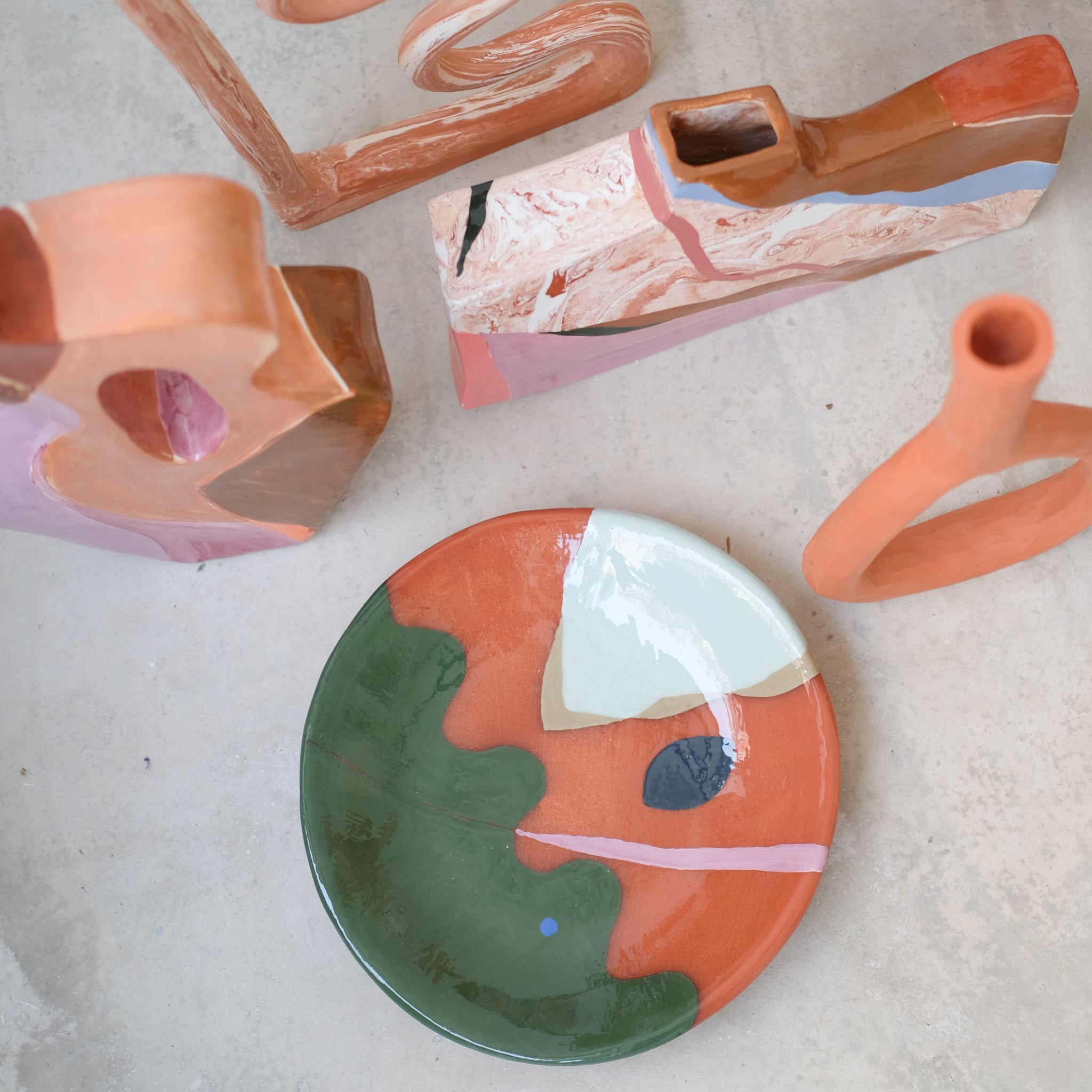 Plat creux 26cm Cluj par Rosi Mistou pour Brutal Ceramics