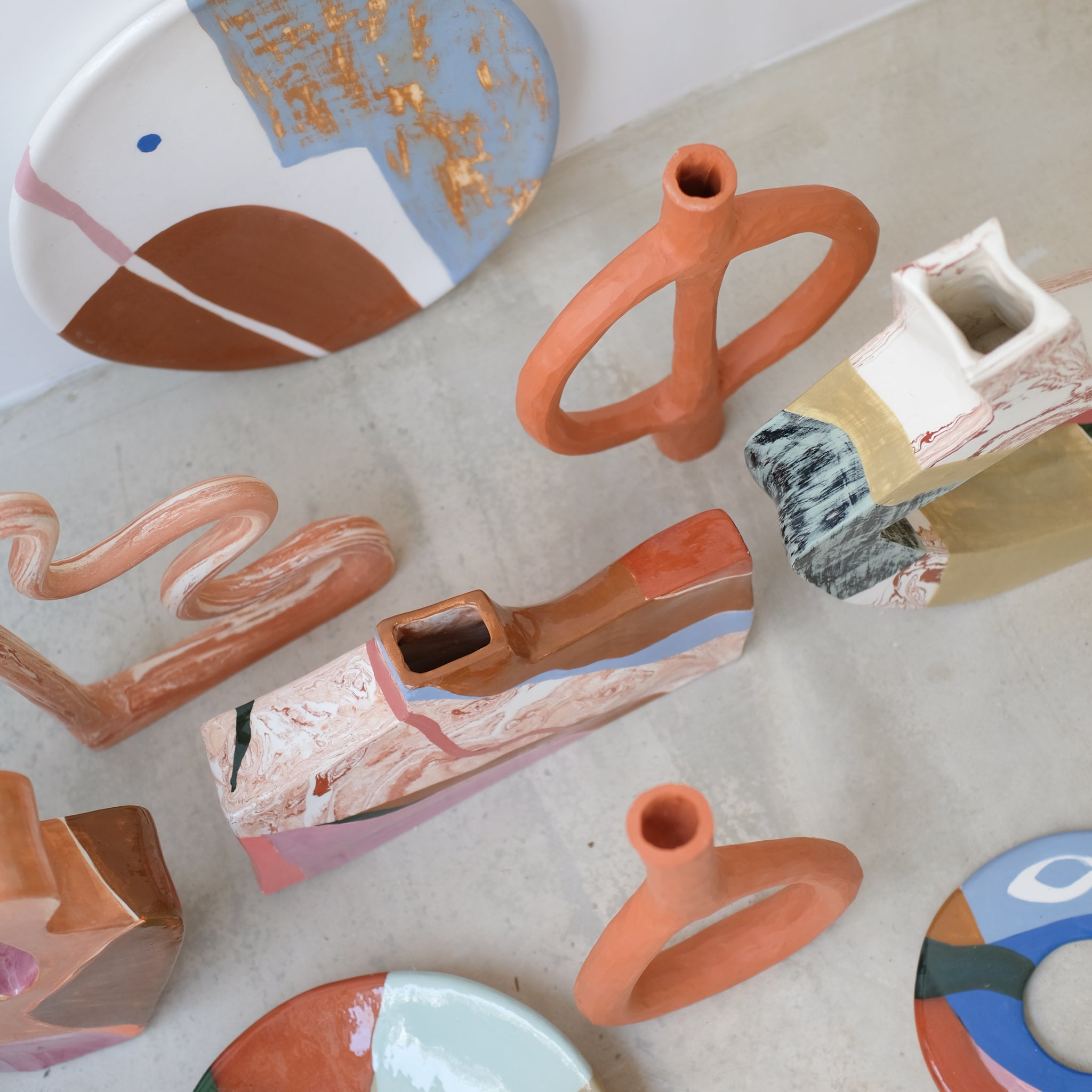 Vase en faïence H 18cm Santiago par Rosi Mistou pour Brutal Ceramics