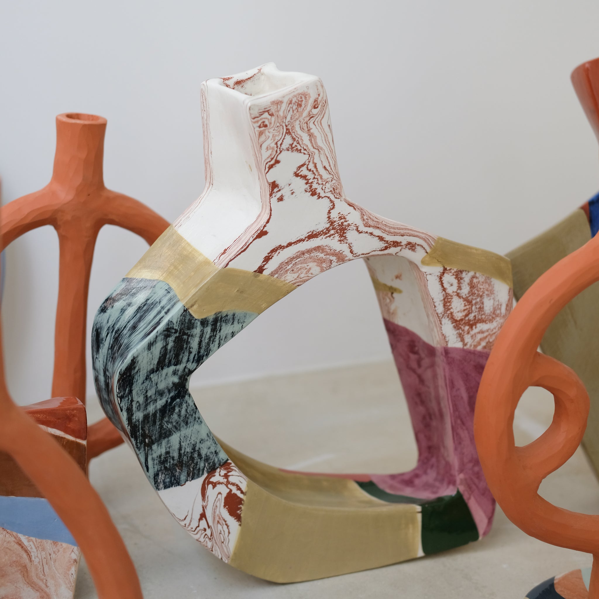 Vase en faïence H 35cm Berlin par Rosi Mistou pour Brutal Ceramics