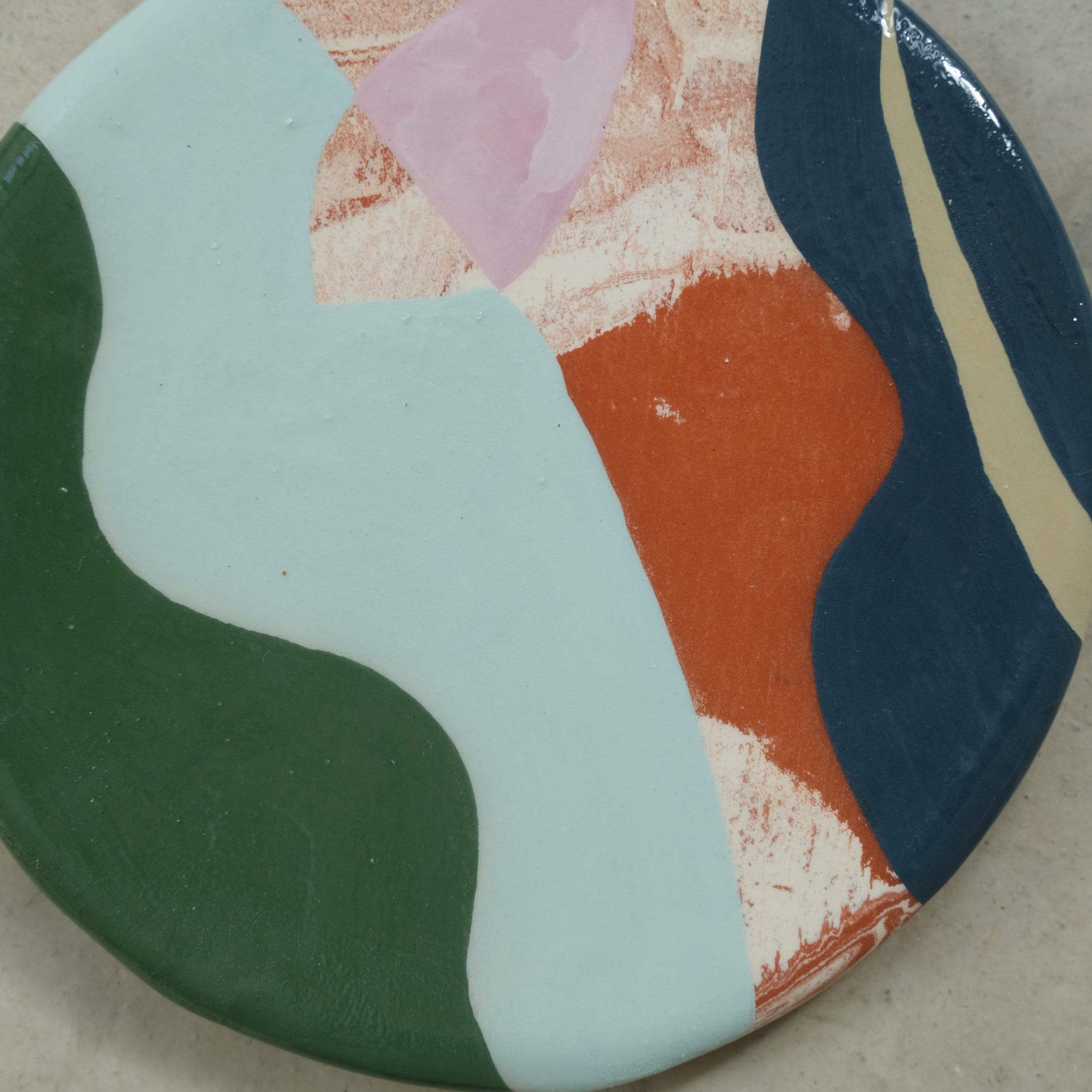 Assiette plate 15cm Bastia par Rosi Mistou pour Brutal Ceramics
