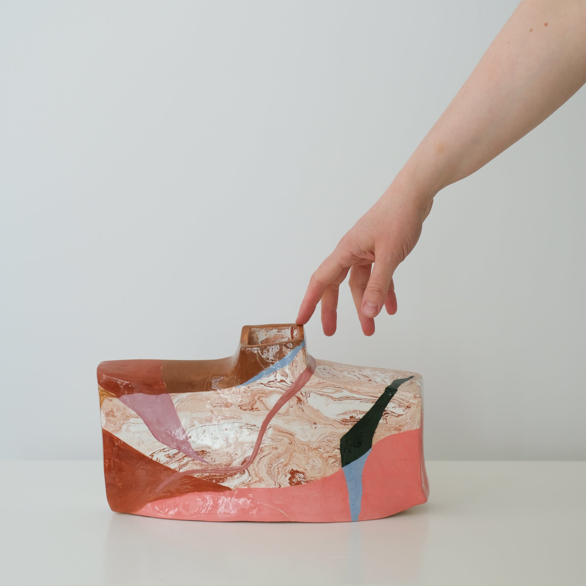 Vase en faïence H 18cm Santiago par Rosi Mistou pour Brutal Ceramics