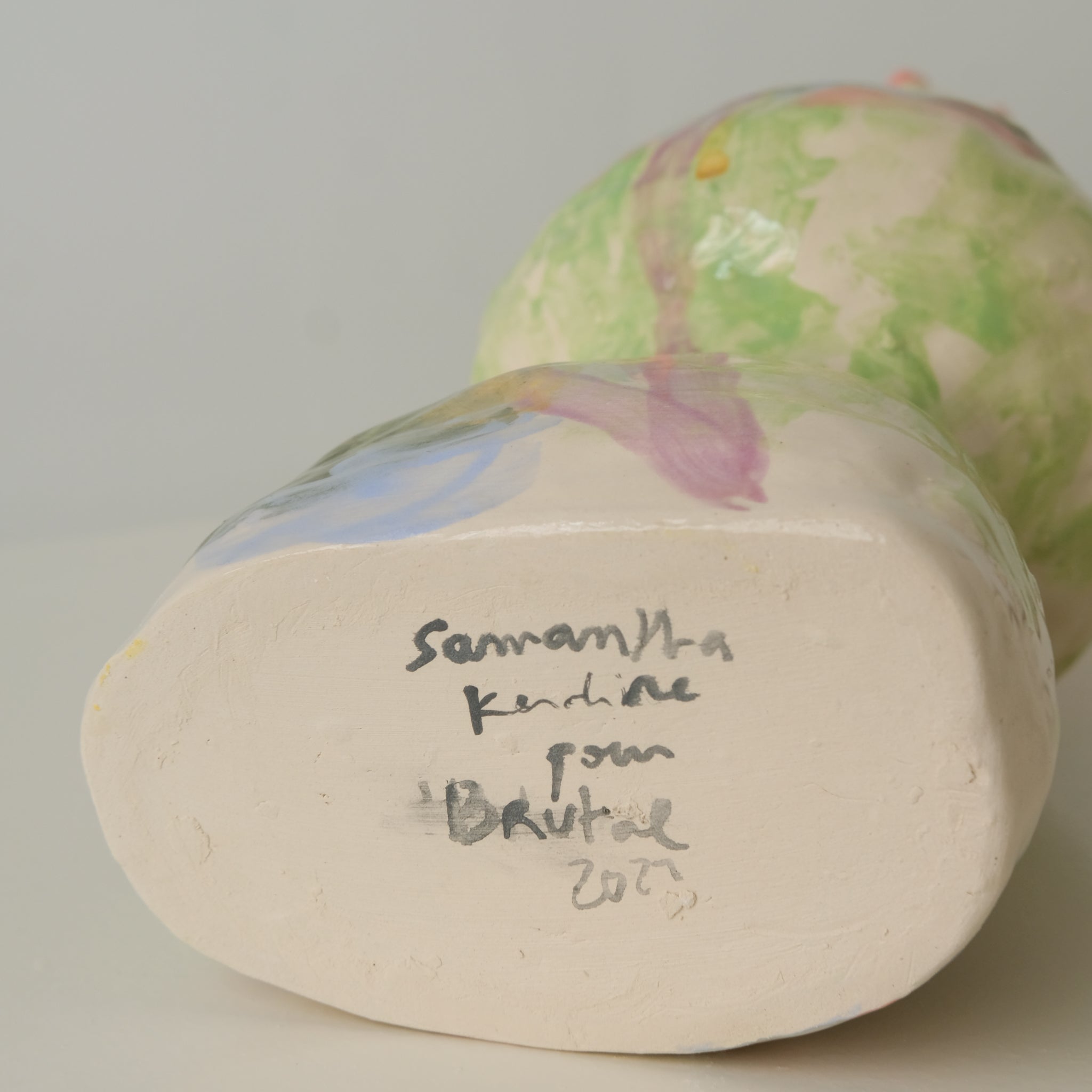 Vase en faïence H 25cm de Samantha Kerdine pour Brutal Ceramics