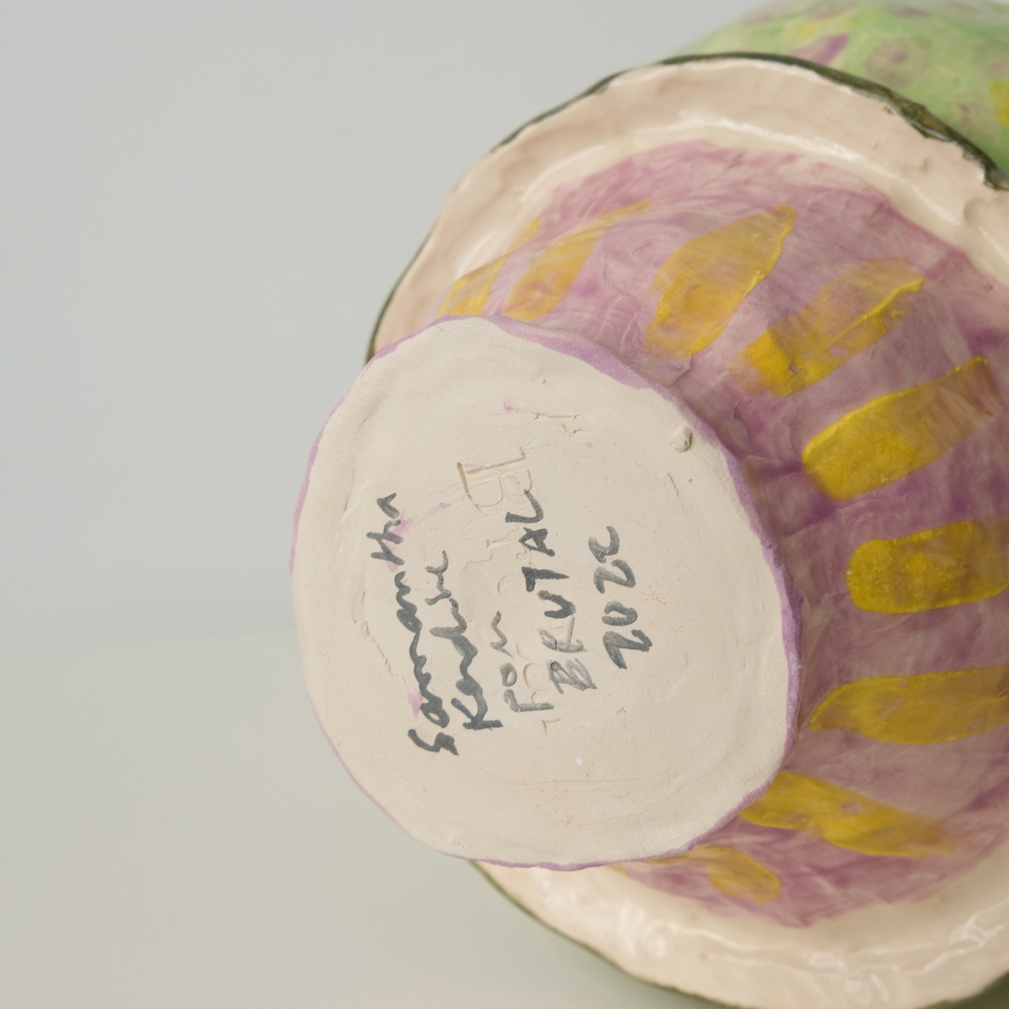 Vase en faïence H 30cm de Samantha Kerdine pour Brutal Ceramics