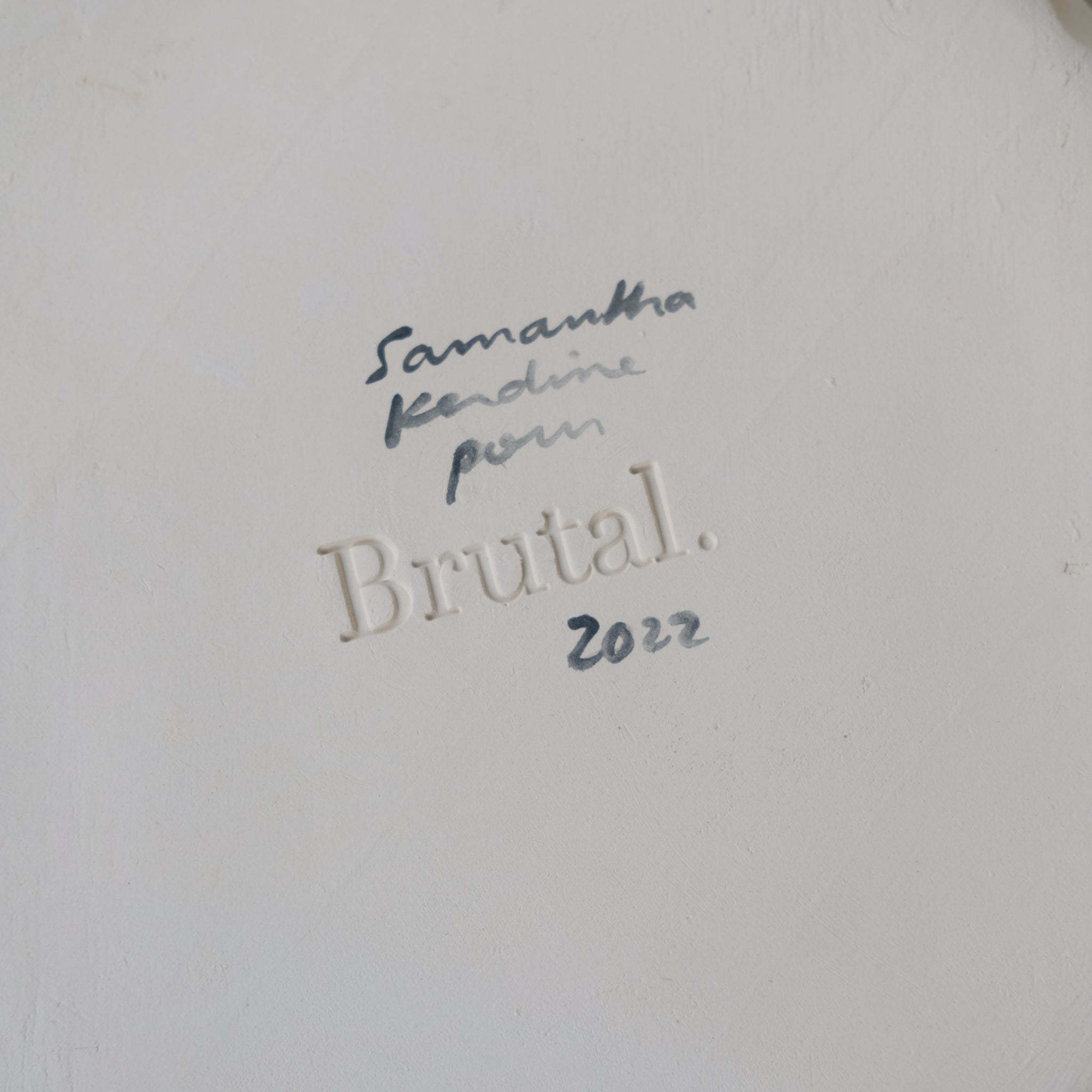 Assiette en faïence D 20cm Rayures de Samantha Kerdine pour Brutal