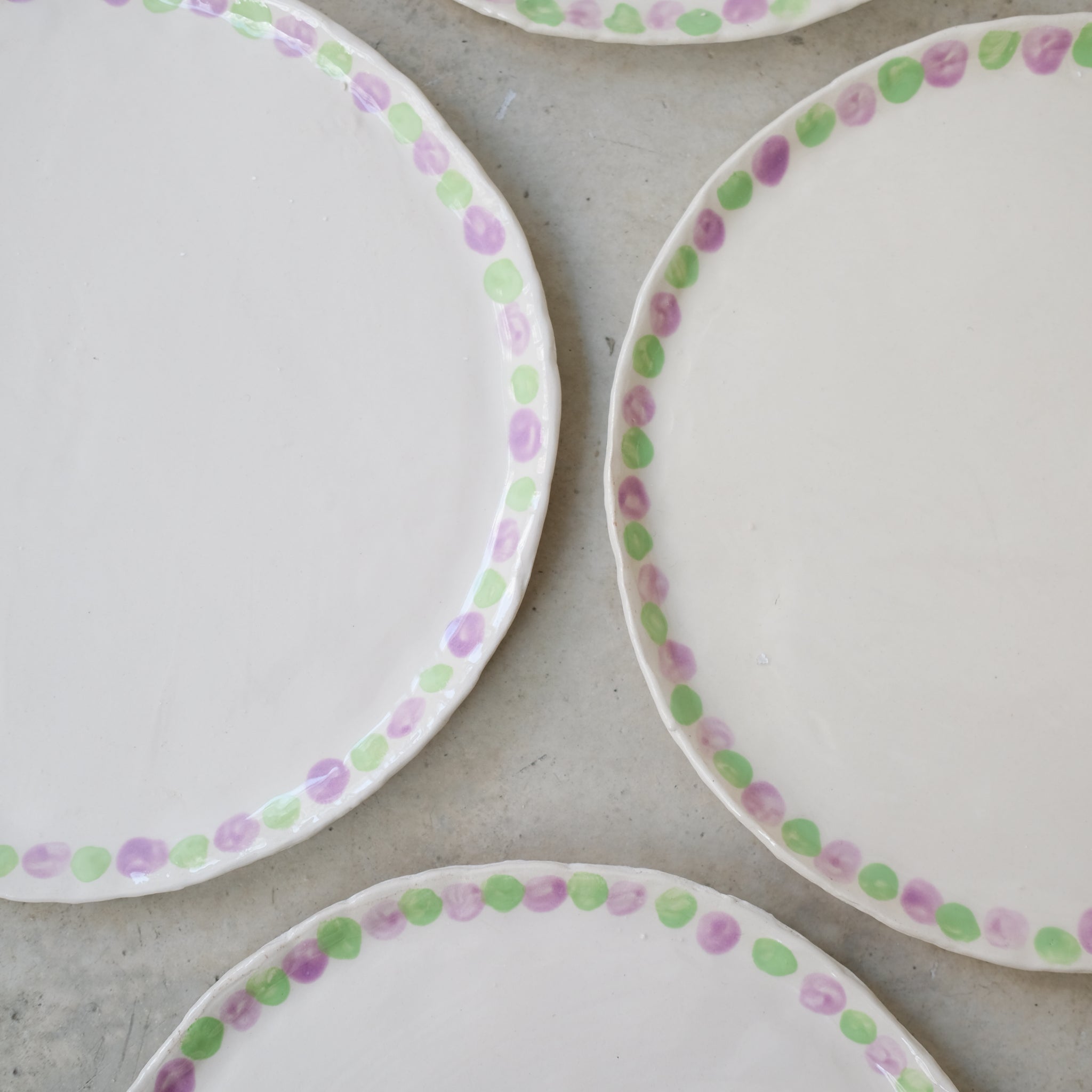 Assiette en faïence D 20cm Pois de Samantha Kerdine pour Brutal
