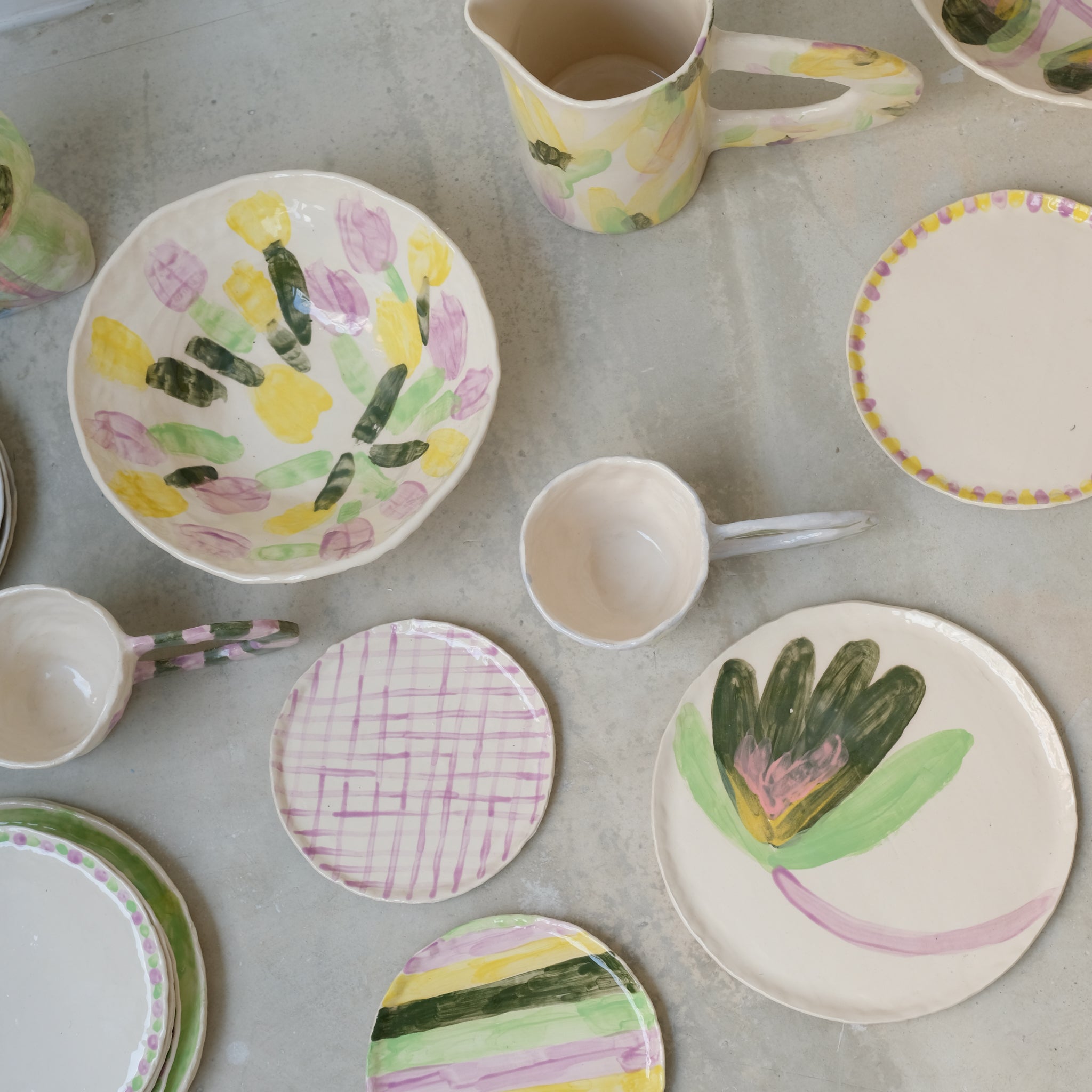 Assiette en faïence D 25cm Fleur verte de Samantha Kerdine pour Brutal