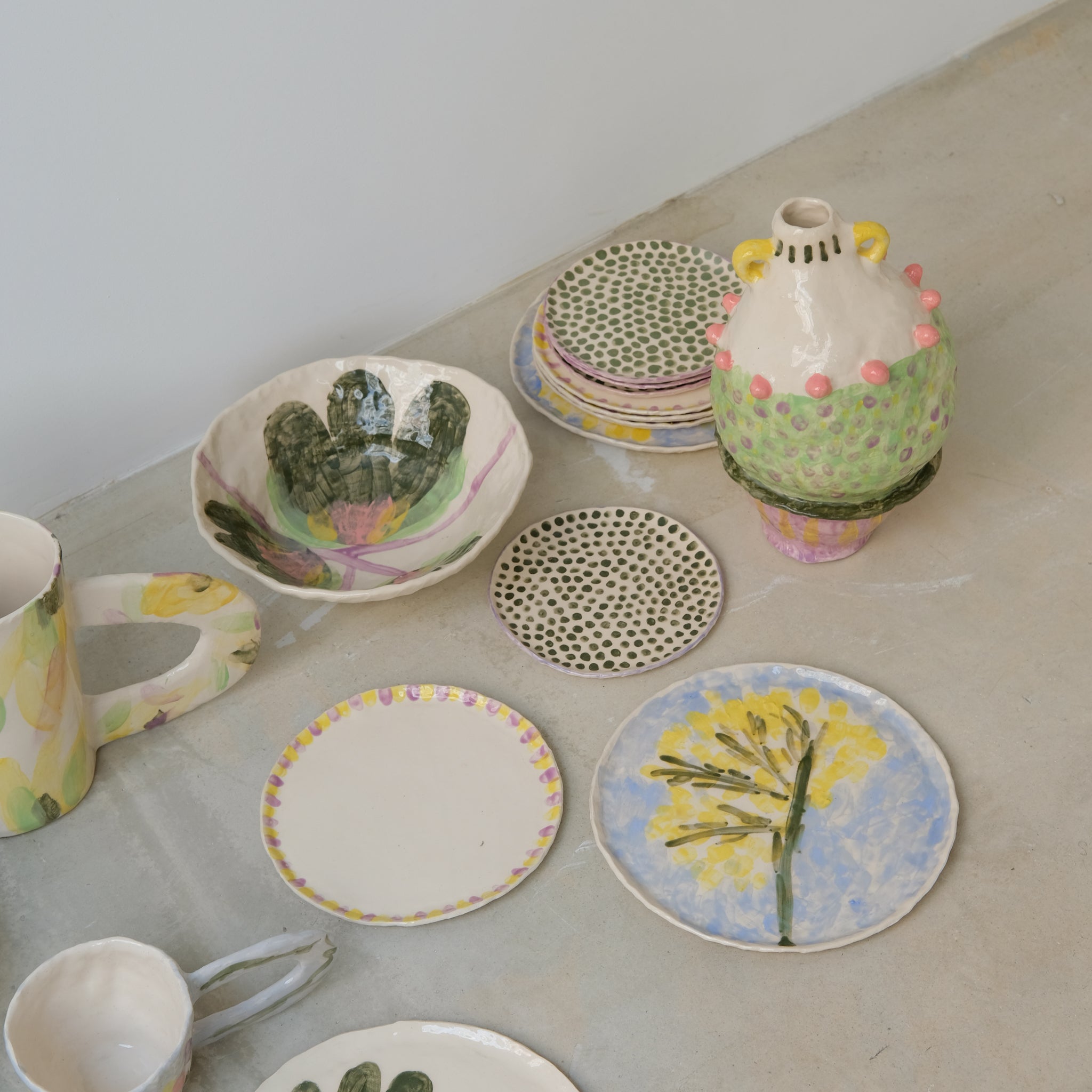 Assiette en faïence D 25cm Mimosa de Samantha Kerdine pour Brutal Ceramics