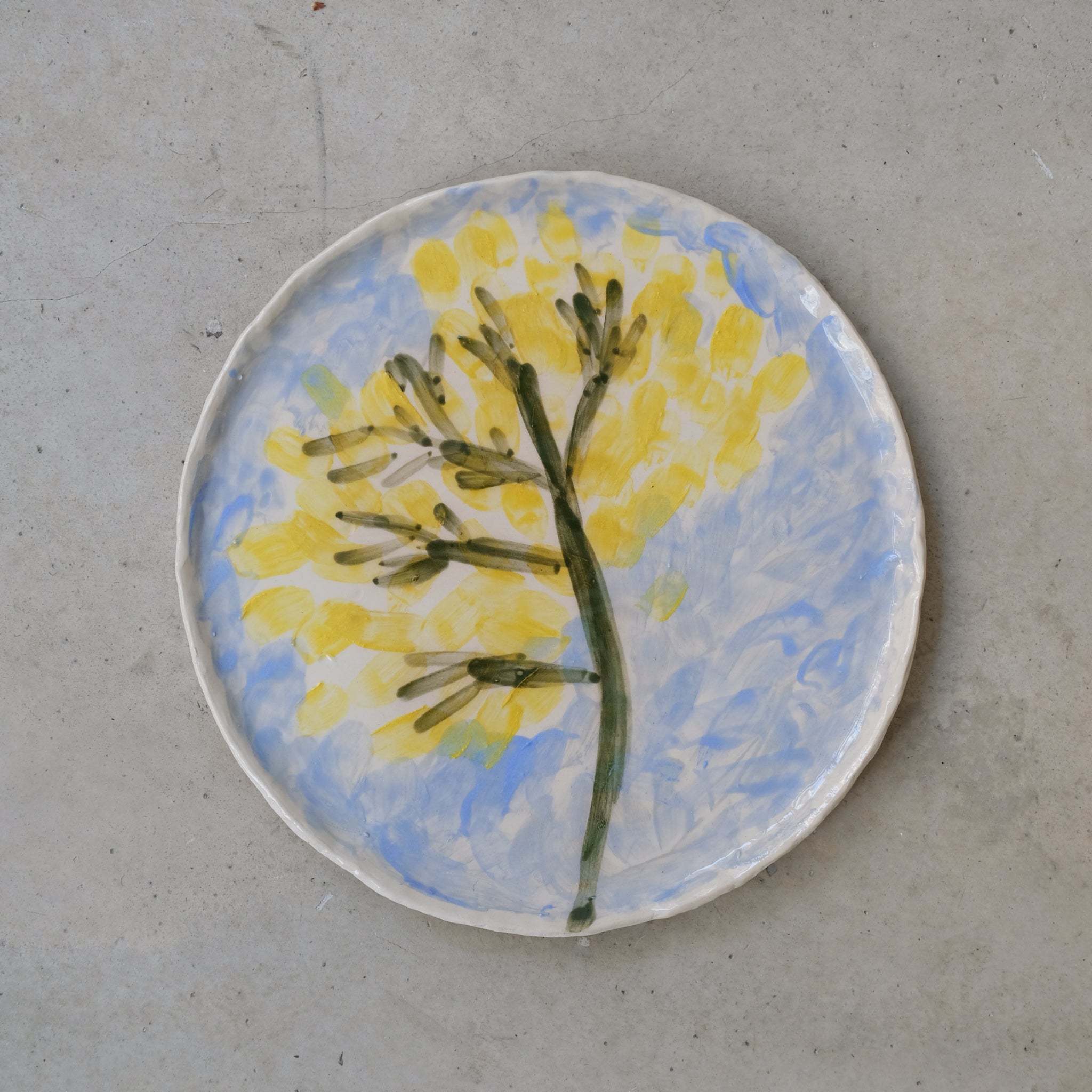 Assiette en faïence D 25cm Mimosa de Samantha Kerdine pour Brutal Ceramics