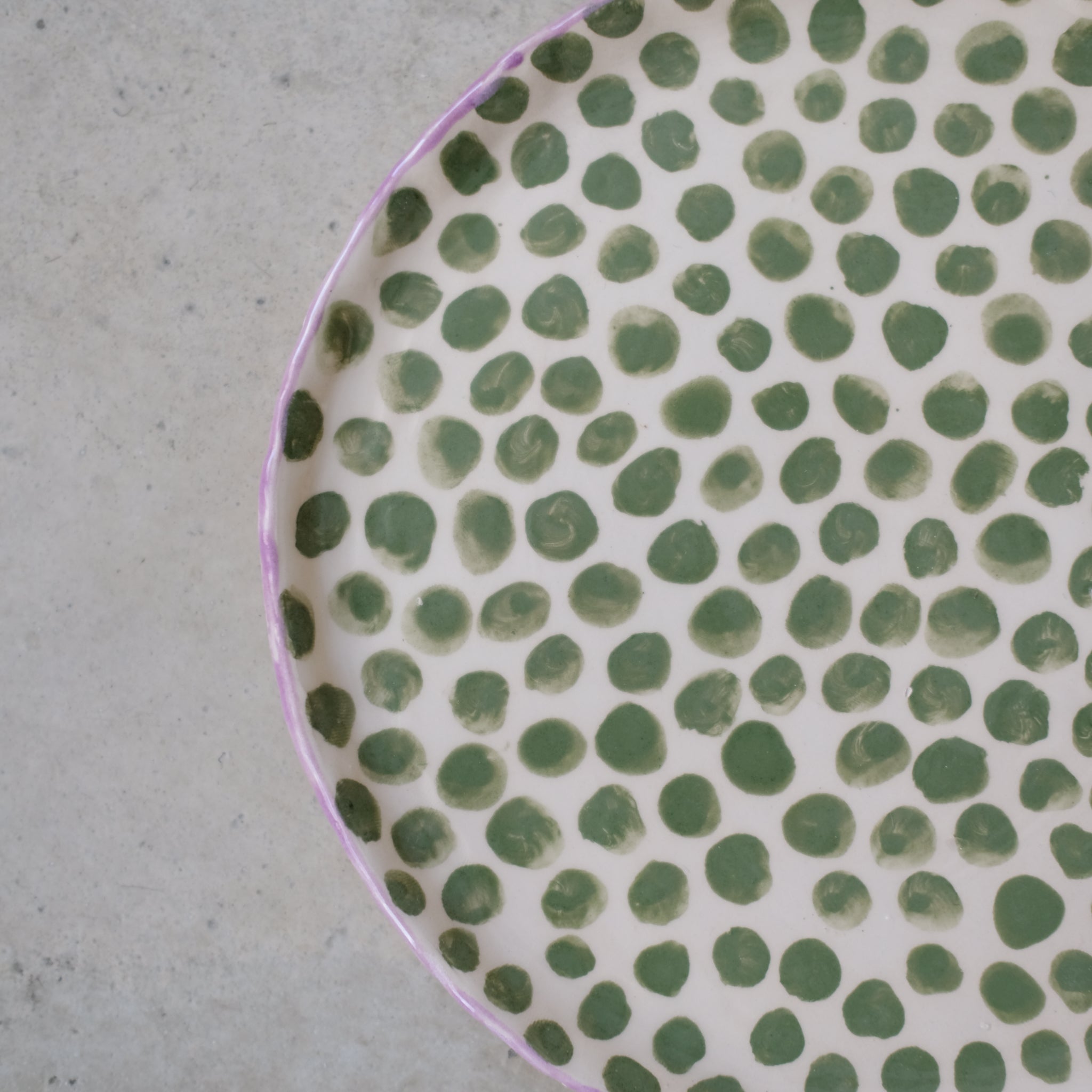 Assiette en faïence D 17cm - à Pois de Samantha Kerdine pour Brutal