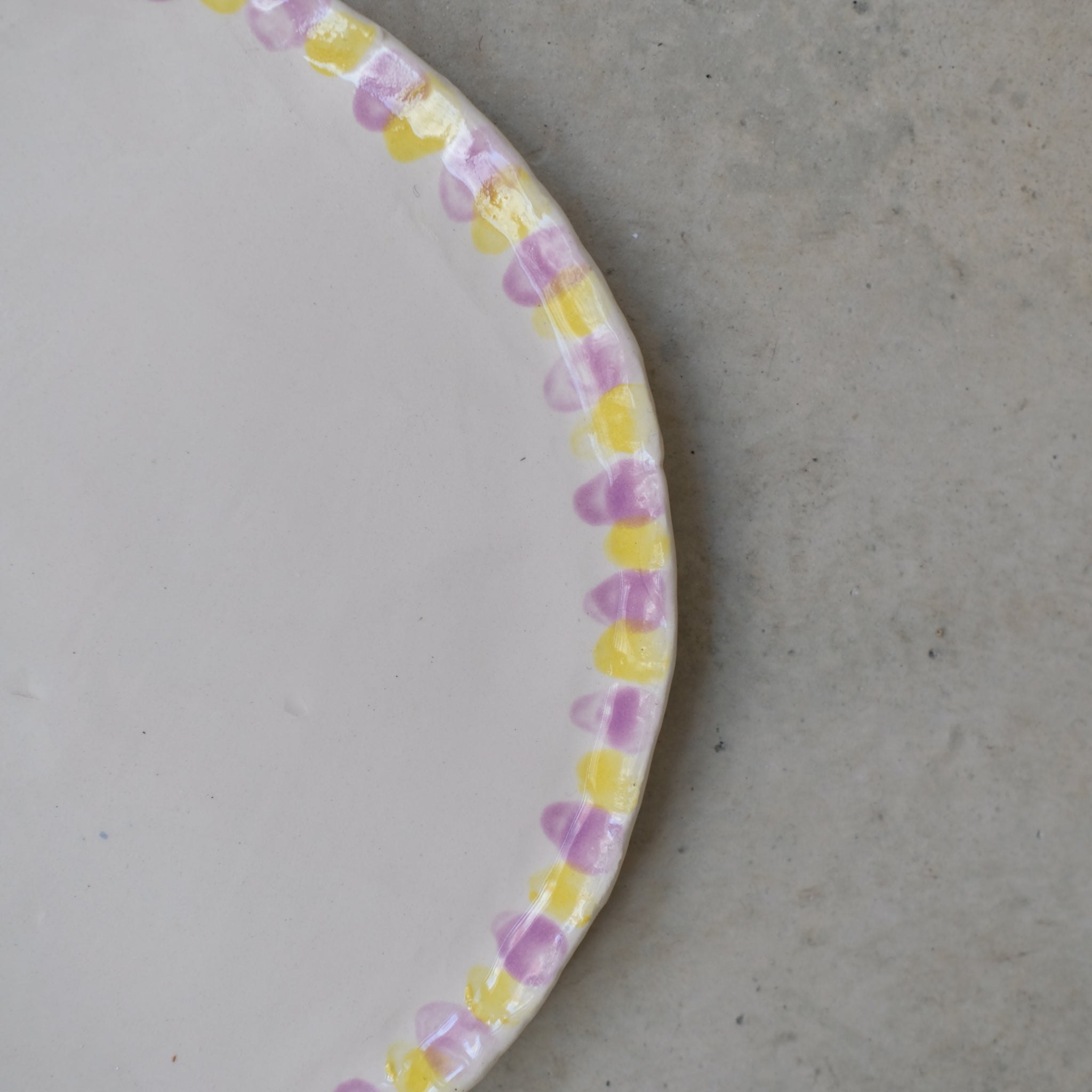 Assiette en faïence D 20cm - Traits jaune et violet
