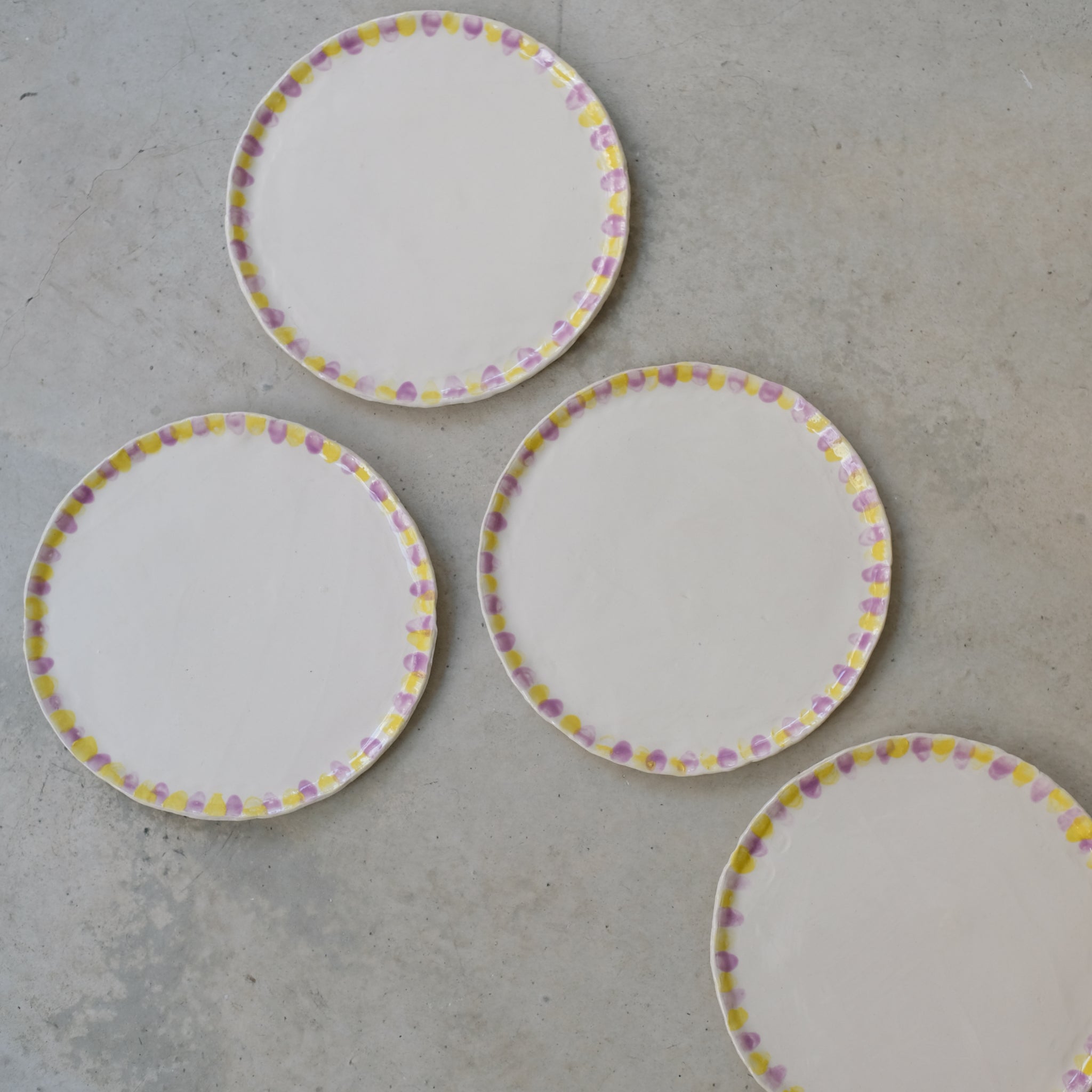Assiette en faïence D 20cm - Traits jaune et violet