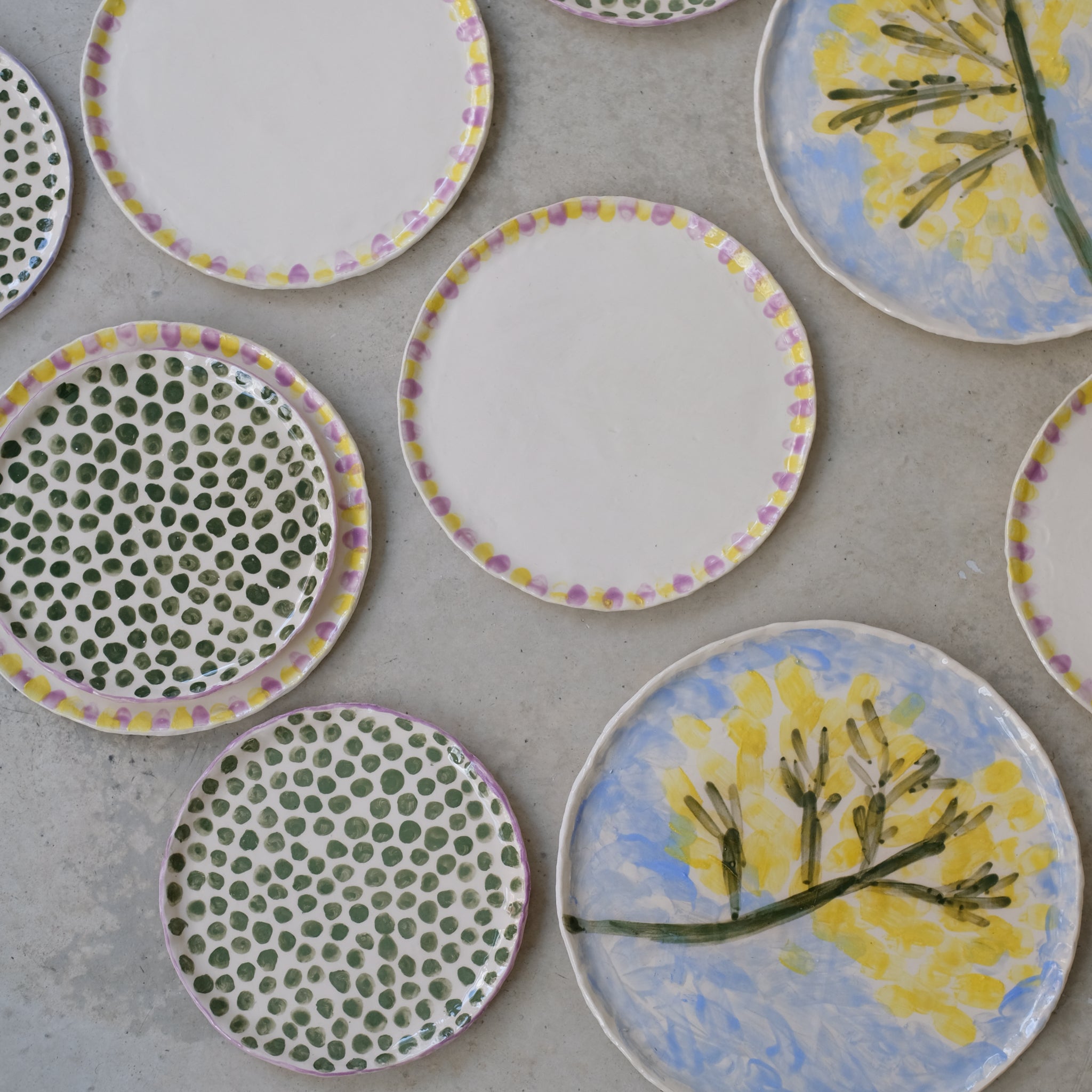 Assiette en faïence D 20cm - Traits jaune et violet
