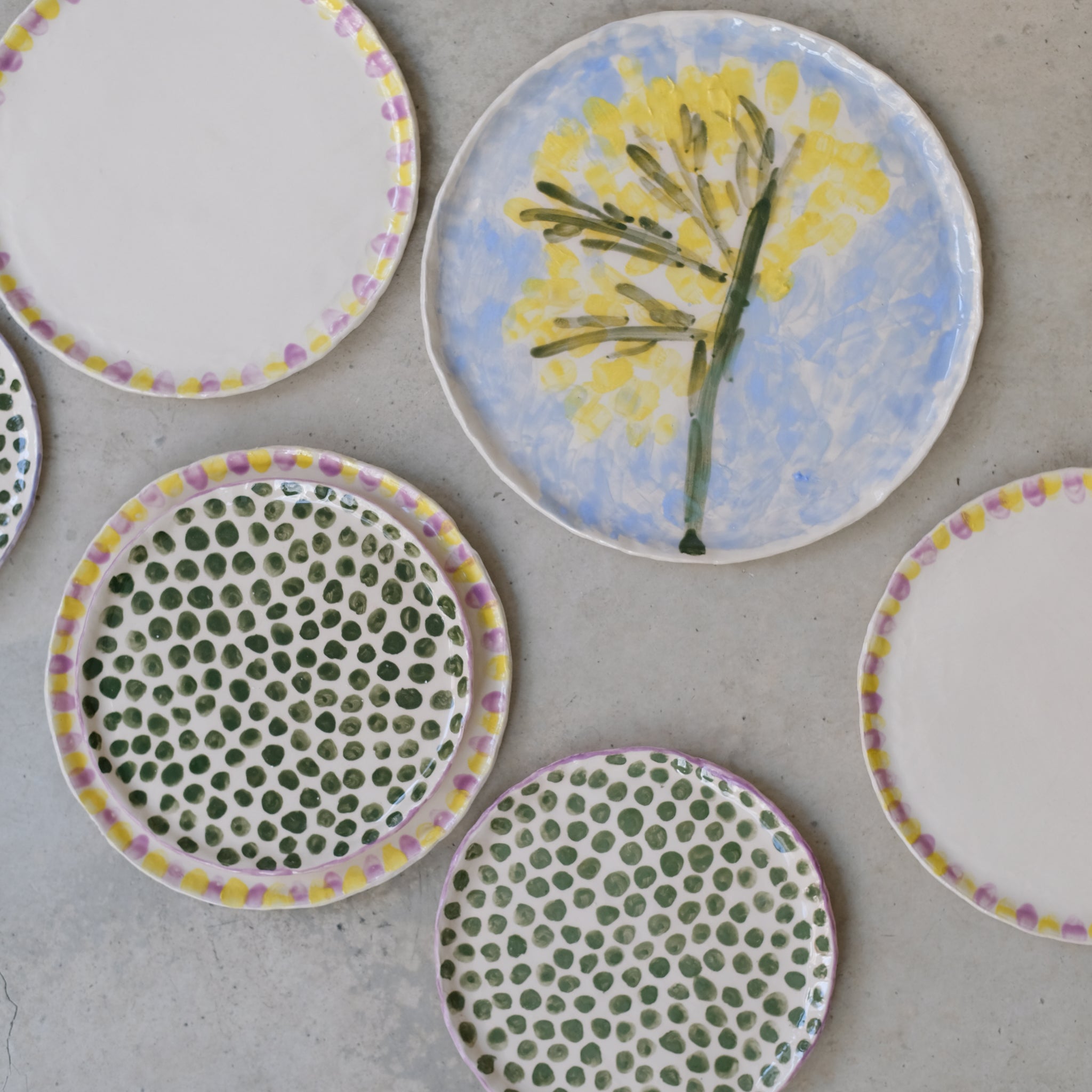 Assiette en faïence D 25cm Mimosa de Samantha Kerdine pour Brutal Ceramics