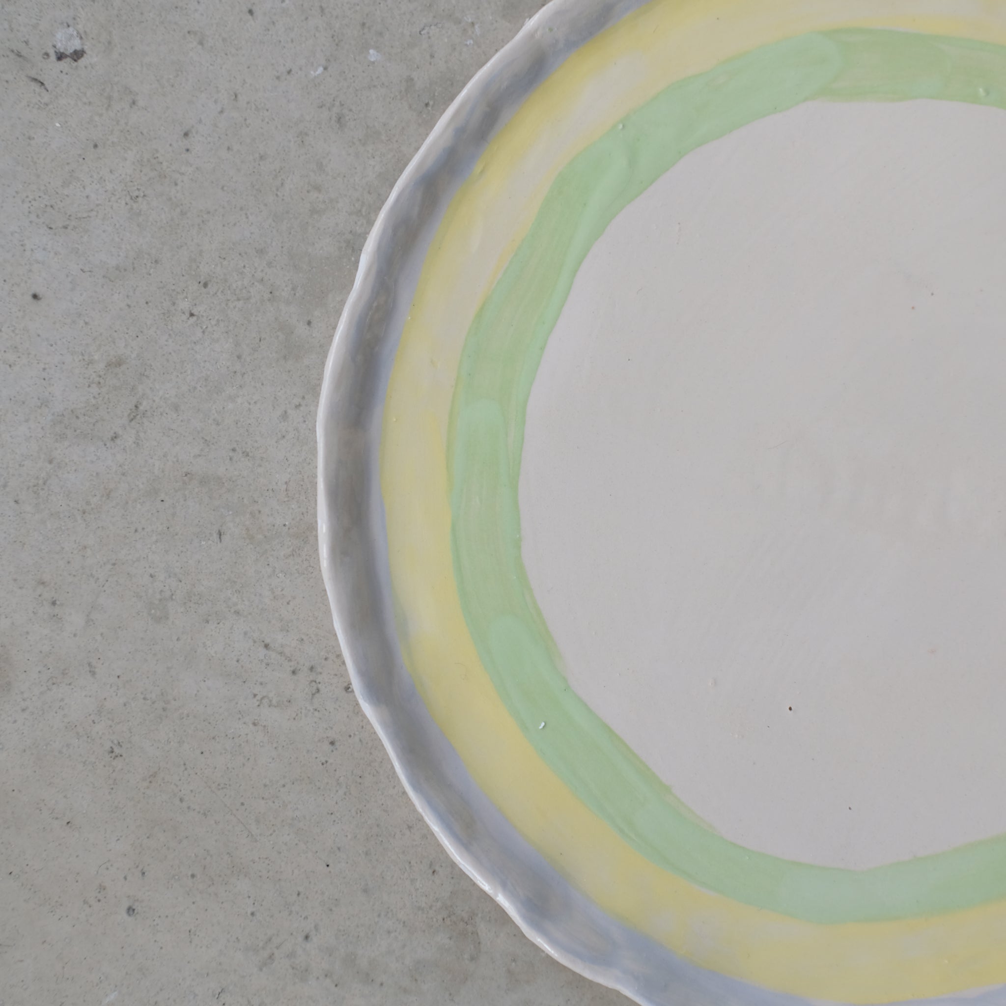Assiette en faïence D 20cm Rayures de Samantha Kerdine pour Brutal