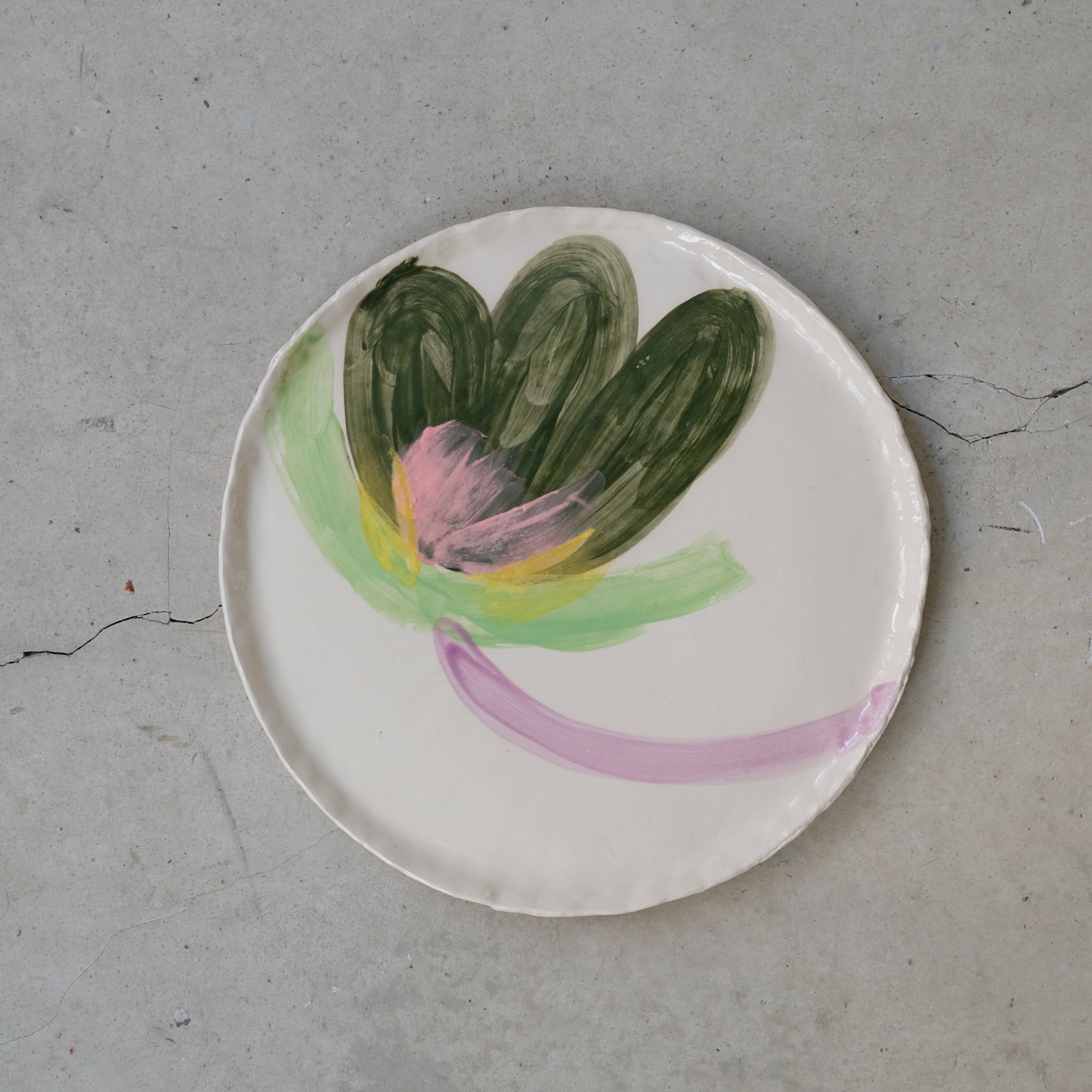 Assiette en faïence D 25cm Fleur verte de Samantha Kerdine pour Brutal