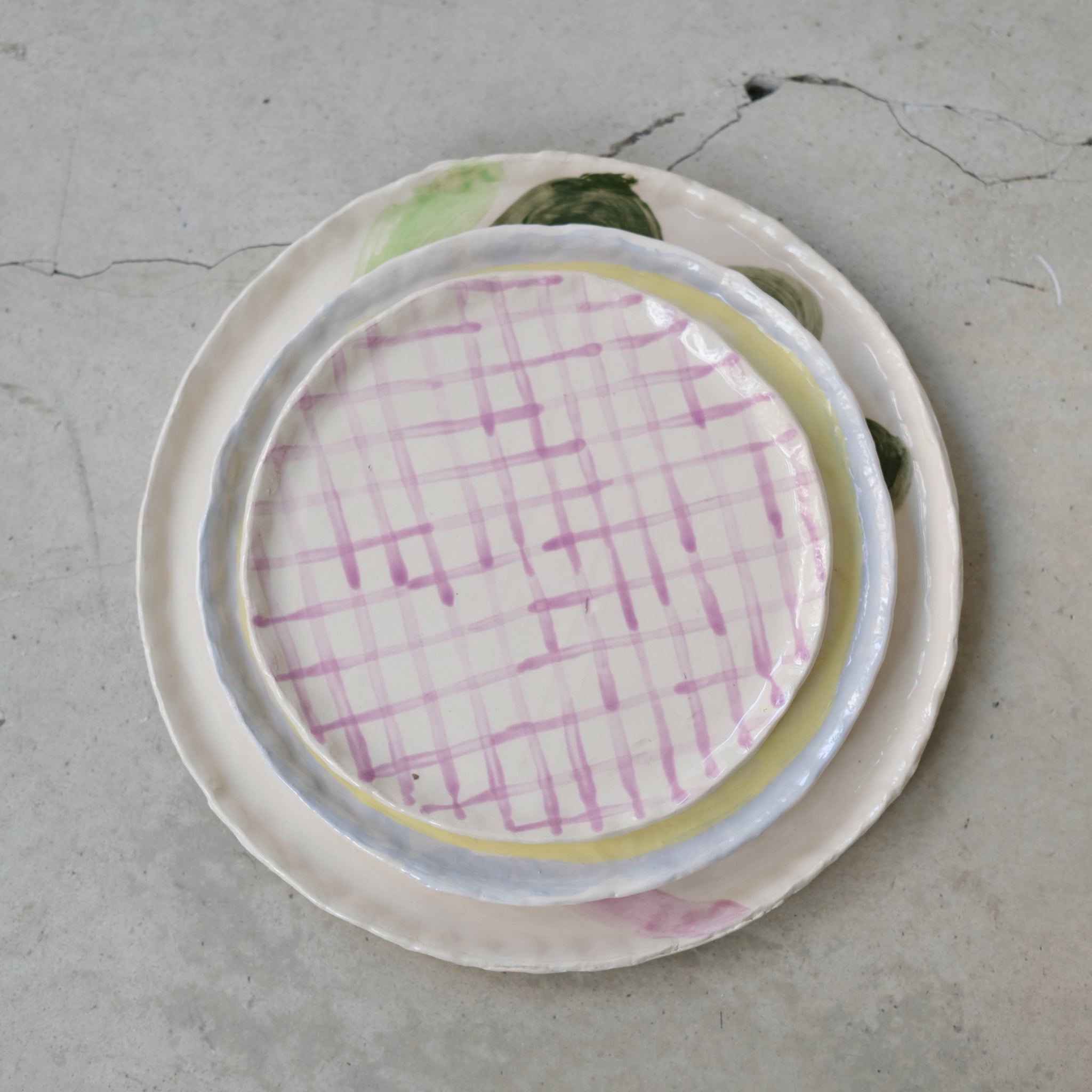 Assiette en faïence D 25cm Fleur verte de Samantha Kerdine pour Brutal