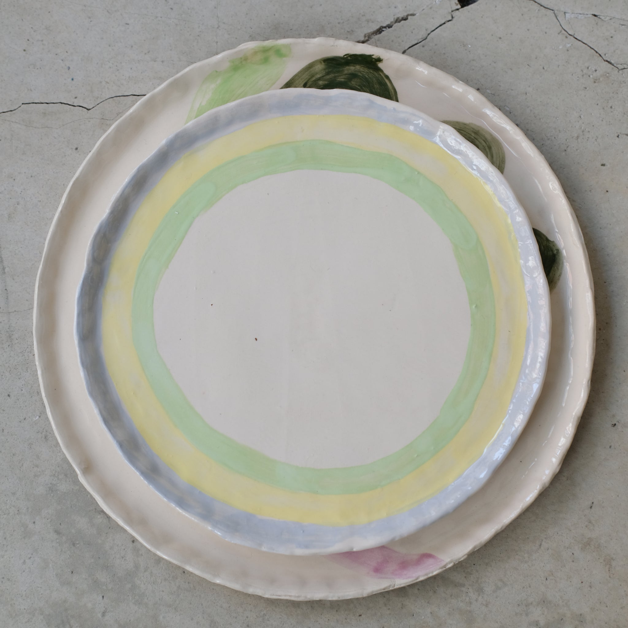 Assiette en faïence D 20cm Rayures de Samantha Kerdine pour Brutal