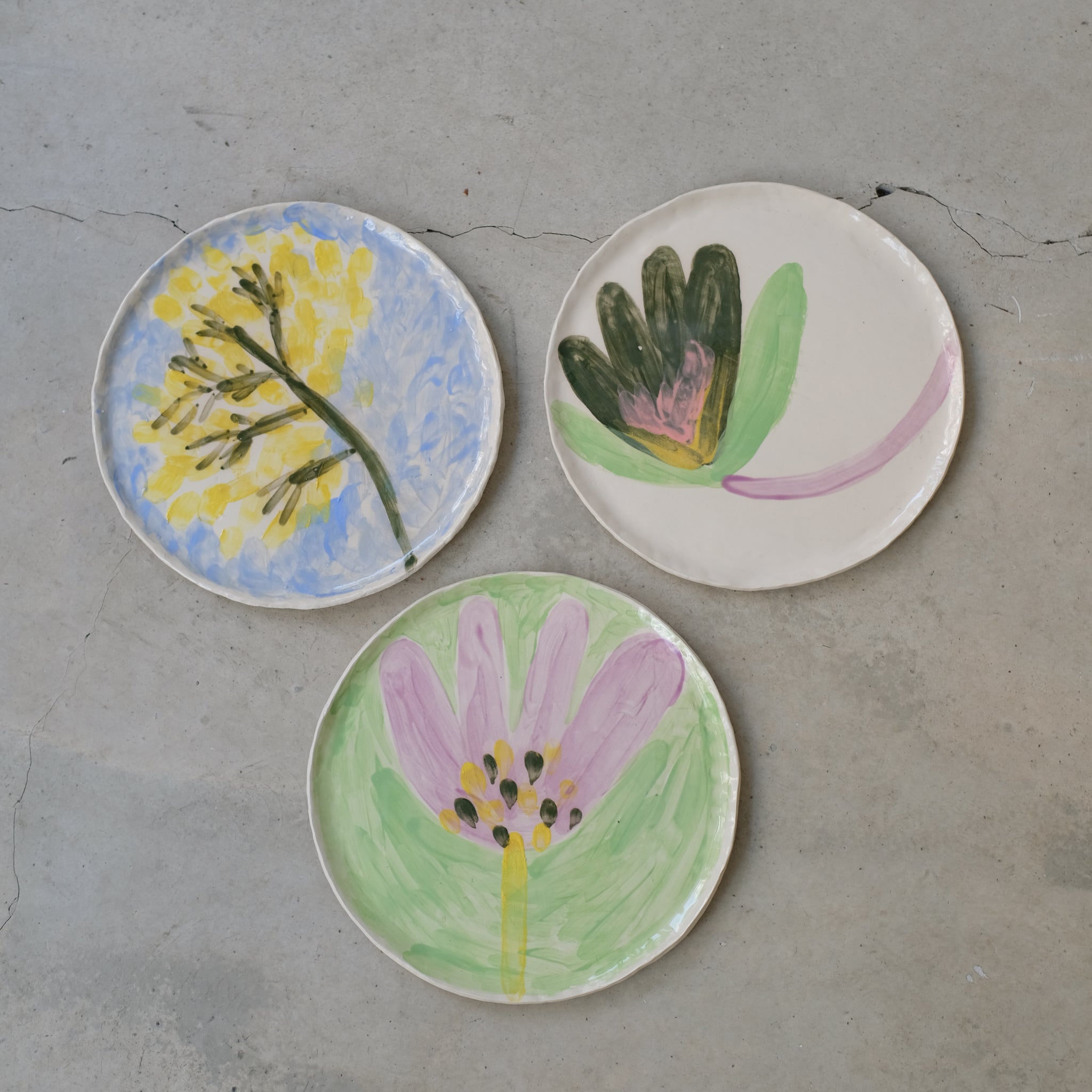 Assiette en faïence D 25cm Fleur verte de Samantha Kerdine pour Brutal