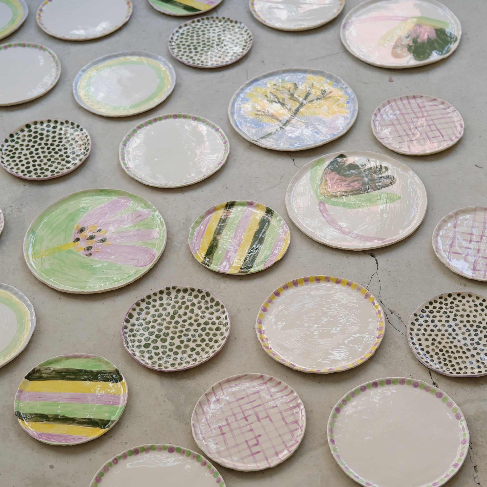 Assiette en faïence D 20cm Rayures de Samantha Kerdine pour Brutal